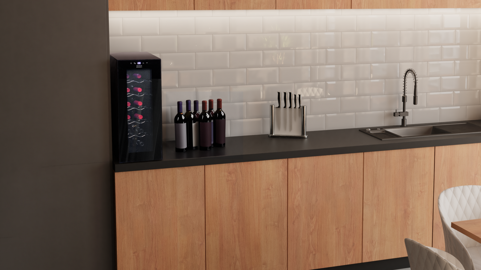 Gran capacidad. Guarda tus vinos en su espacio interior ideal para 12 botellas. Enfriamiento termoeléctrico. Vinoteca de bajo nivel sonoro y alto rendimiento. Enfría mejor y más rápido, y no te preocupes por ruidos molestos.