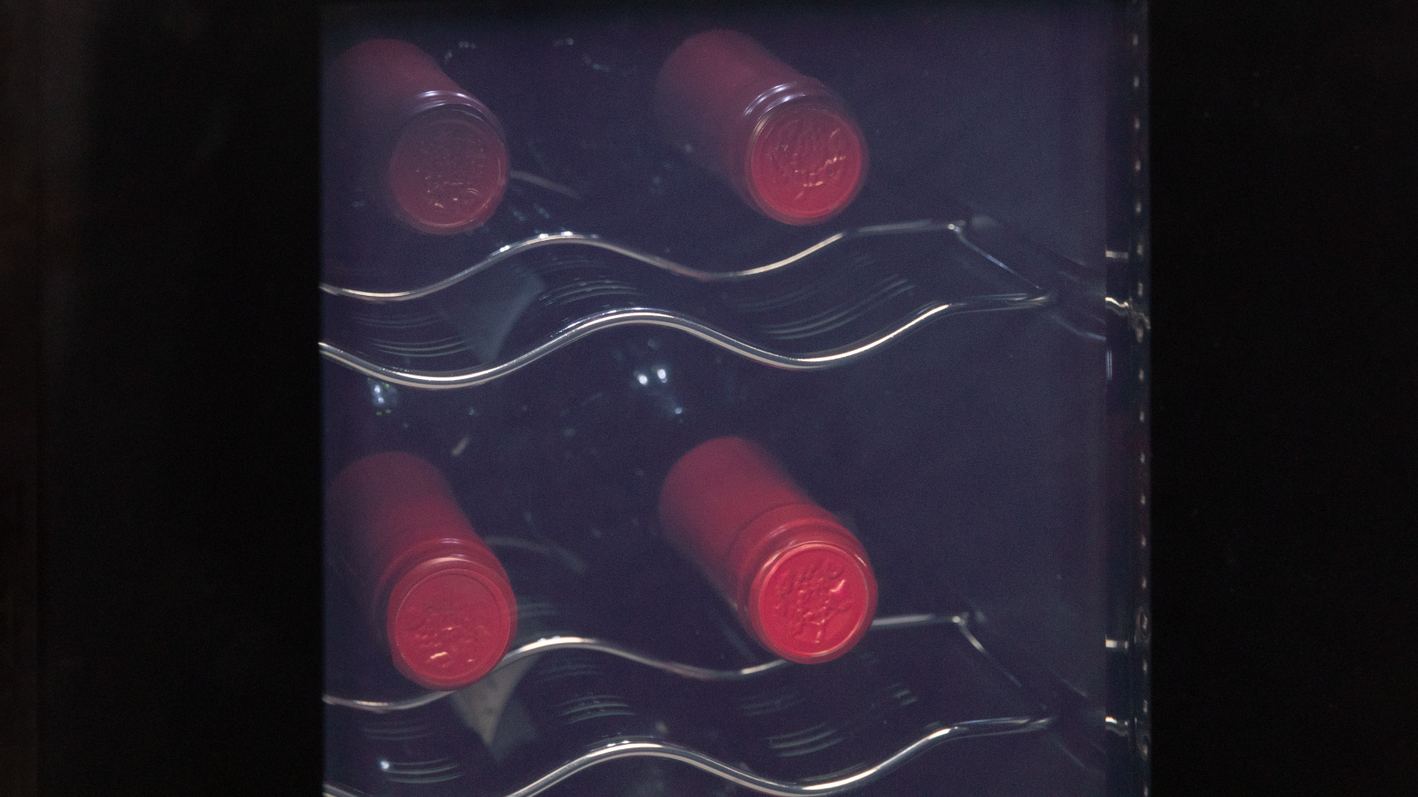 Temperatura regulable. Regula la temperatura de la vinoteca de 8 a 18 ºC según tus preferencias y necesidades. Panel de control táctil. Visualiza y controla sencillamente tu vinoteca a través del display táctil con el que podrás regular la temperatura, encender o apagar y elegir entre ºF o ºC .
