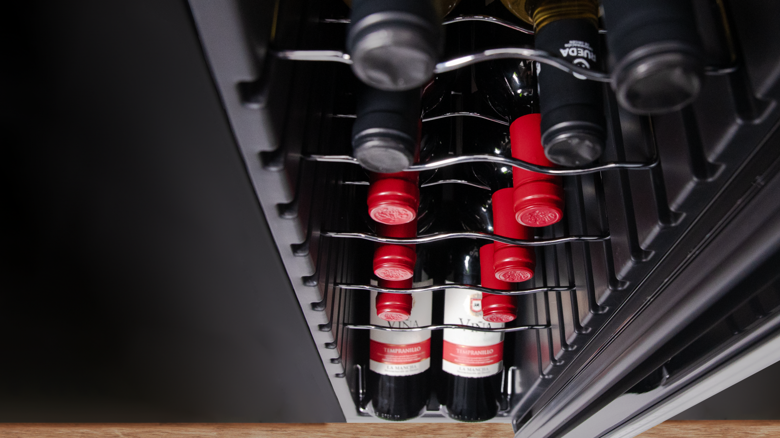 Ajusta la temperatura entre 8 y 18ºC para adaptarla a las necesidades de cada tipo de vino.