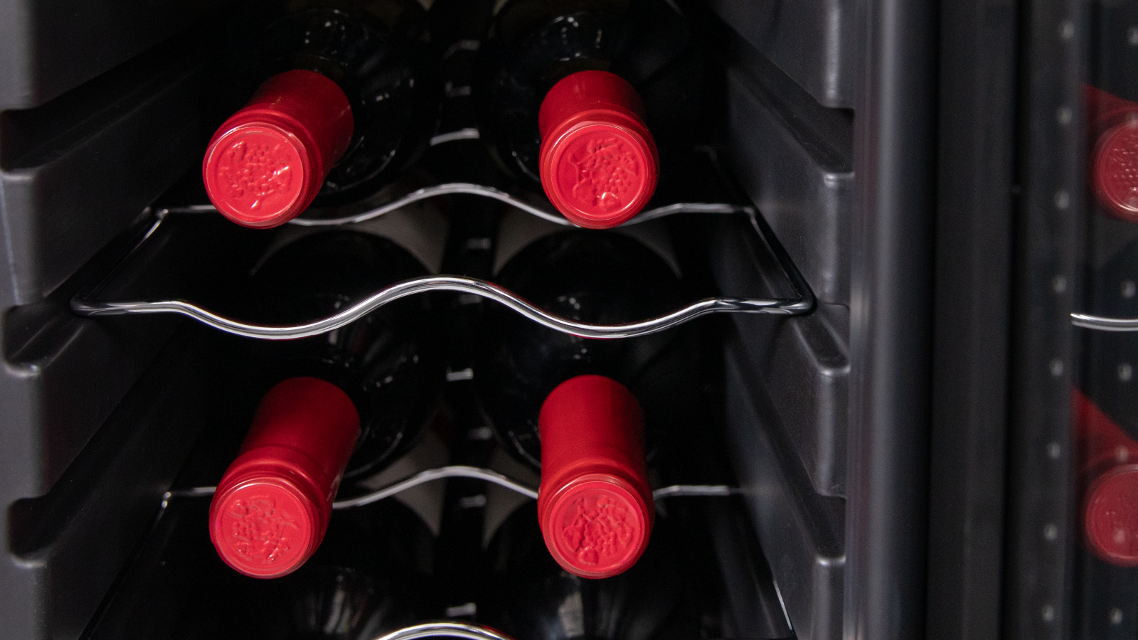 Tendrás siempre una vista nítida de tus mejores vinos gracias a su iluminación LED interior.