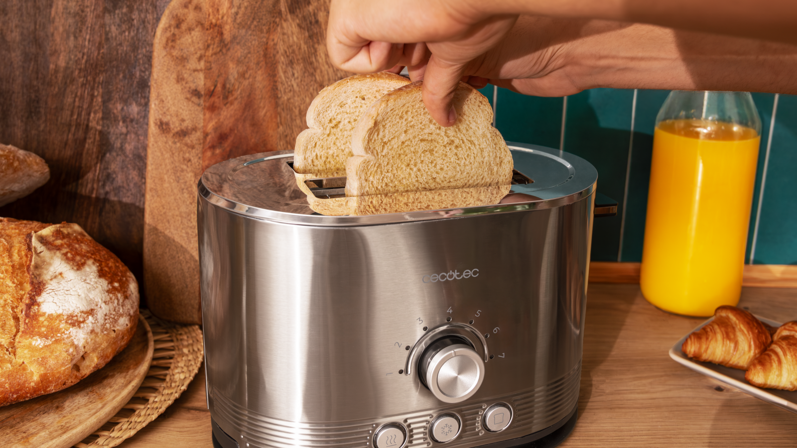 Equipado con dos ranuras cortas capaces de tostar 2 rebanadas simultáneamente, una potencia de 850 W para un tostado rápido, y una ranura ancha apta para panes gruesos, este tostador ofrece eficiencia y versatilidad para adaptarse a diversas preferencias de desayuno.