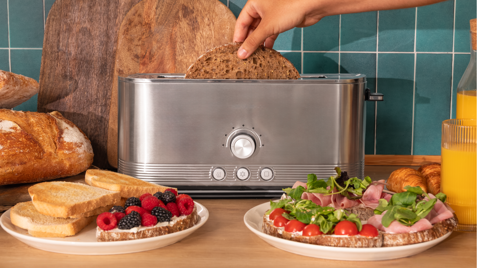 Equipado con una ranura larga es capaz de tostar 2 rebanadas simultáneamente, una potencia de 1050W para un tostado rápido, y una ranura ancha apta para panes gruesos, este tostador ofrece eficiencia y versatilidad para adaptarse a diversas preferencias de desayuno.