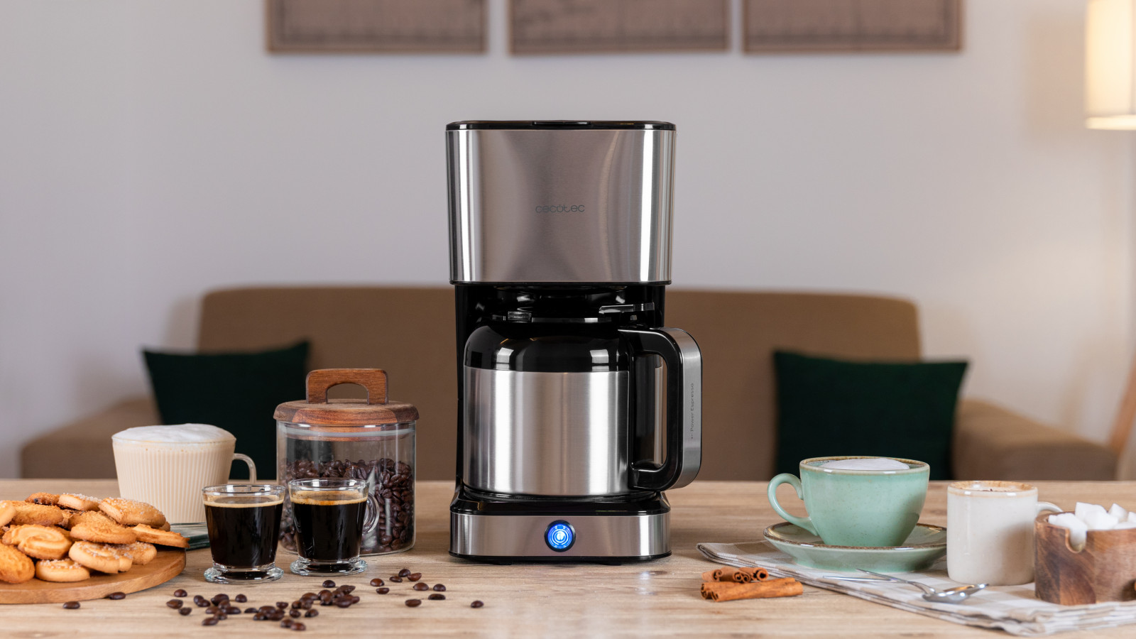 Cafetera de goteo con capacidad de 1,2 L para preparar hasta 10 tazas de café. Gracias a su gran potencia de 950 W podrás disfrutar de deliciosos cafés rápidamente.