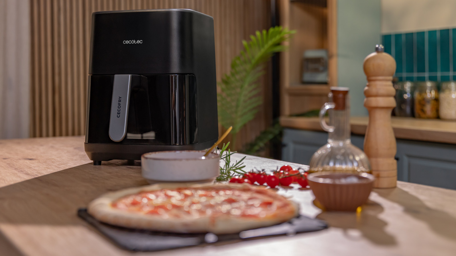 12 menús: selecciona en su display el menú que más se adapte a tu receta y olvídate, la Cecofry marca el tiempo y temperatura de forma automática para conseguir el punto.