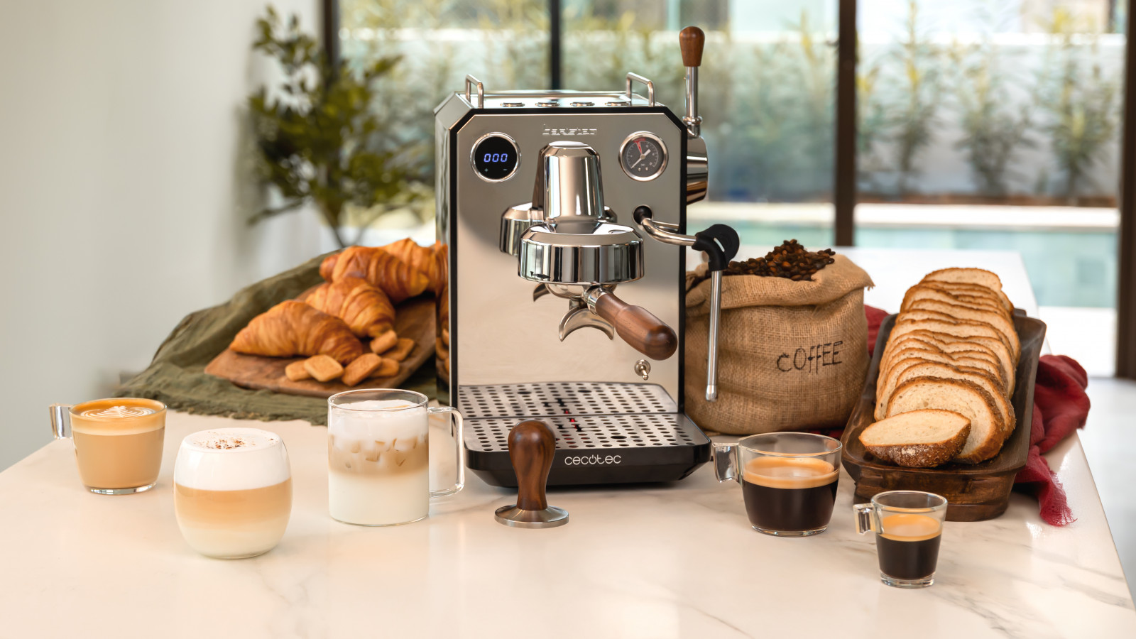 Extracción perfecta de crema. Sistema de pre-infusión que humedece uniformemente todo el café para lograr una extracción completa con una crema y sabor único. Sabor, aroma y crema equilibrados. Bomba italiana de 15 bares que realiza una presión constante y precisa, logrando un perfil de sabor equilibrado, una crema más densa y un aroma único. Extrae todos los matices del café. Portafiltro profesional de 58 mm que retiene y distribuye el calor de manera uniforme para conseguir cafés perfectos.