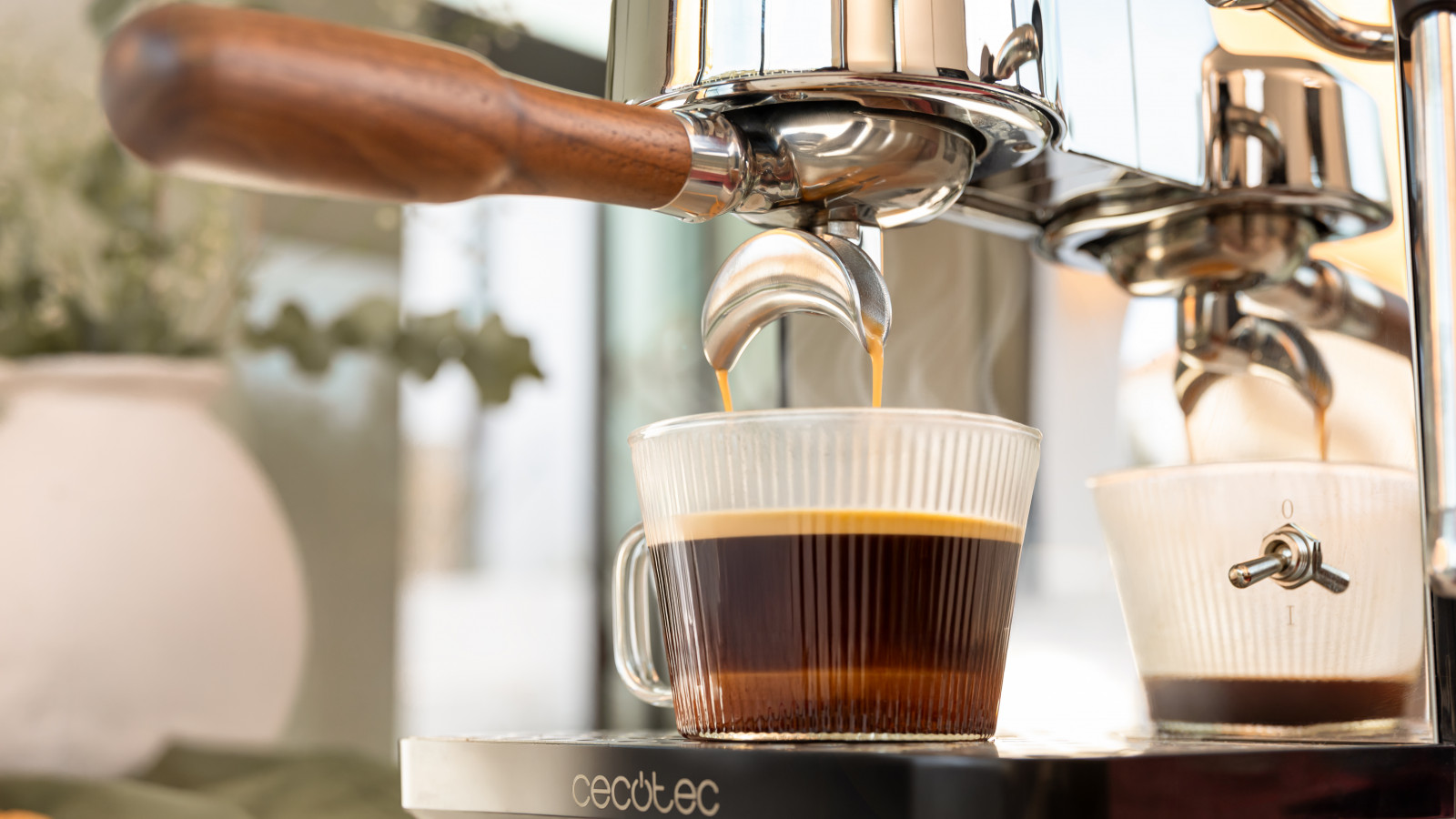 Texturiza la leche y consigue la mejor espuma. Vaporizador orientable de acero inoxidable para espumar la leche y preparar cappuccino irresistible. Prepara todo tipo de cafés. Sus 1850 W permiten sacar al barista que llevas dentro para explorar el arte del café preparado a mano y disfrutar de un mundo de sabores que despiertan los sentidos.