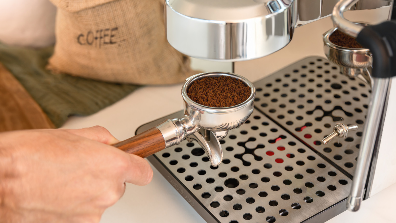 Fácil llenado y gran autonomía. Depósito de agua extraíble de 1,7 L que permite realizar gran cantidad de cafés sin tener que rellenar el depósito.