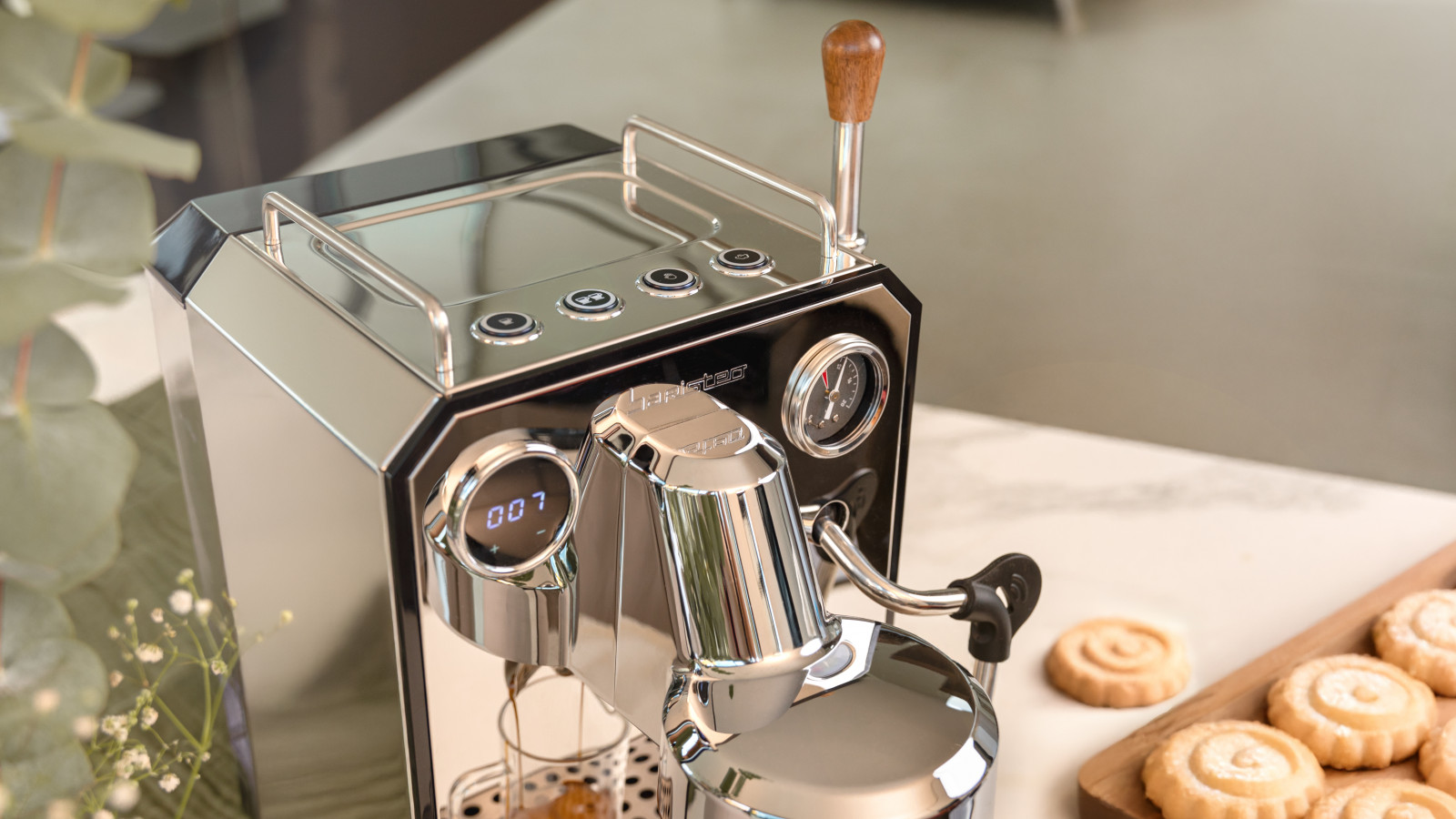 Prepara hasta dos cafés a la vez. Salida doble para café, que permite ahorrar tiempo en la preparación sin renunciar al máximo sabor en cada taza. Atempera las tazas para café perfectos. Bandeja calienta tazas que elimina el frío de las tazas para que el café esté en las mejores condiciones desde el primer momento.