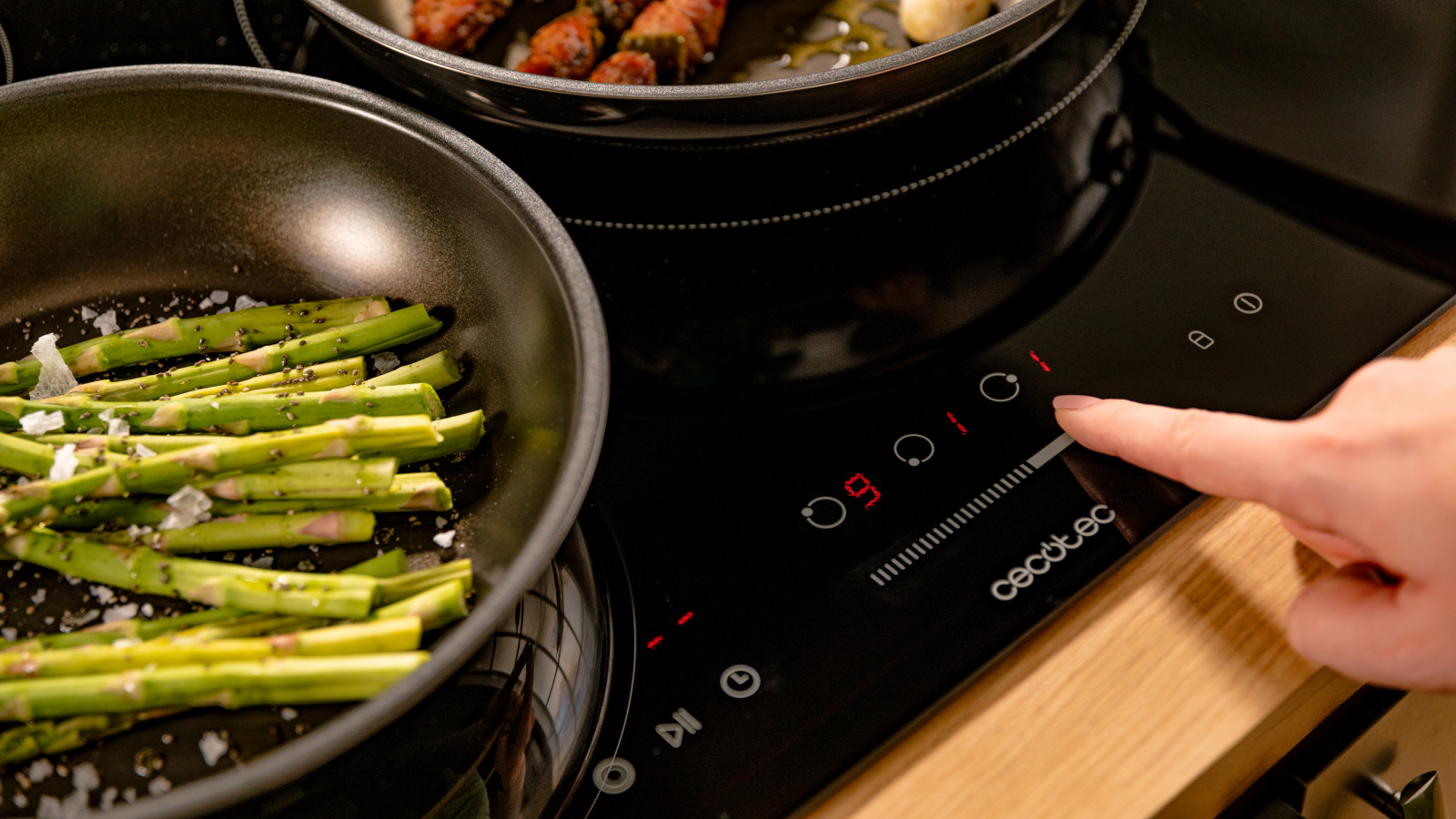 Se adapta a tus utensilios: el sistema de triple anillo permite cocinar con cualquier diámetro de sartén o cazuela, garantizando una distribución uniforme del calor y una mayor versatilidad en la cocina. Programa el tiempo y olvídate: el temporizador individualizado en cada zona te ofrece la tranquilidad de saber que tus platos estarán perfectamente cocinados sin estar pendiente del reloj.
