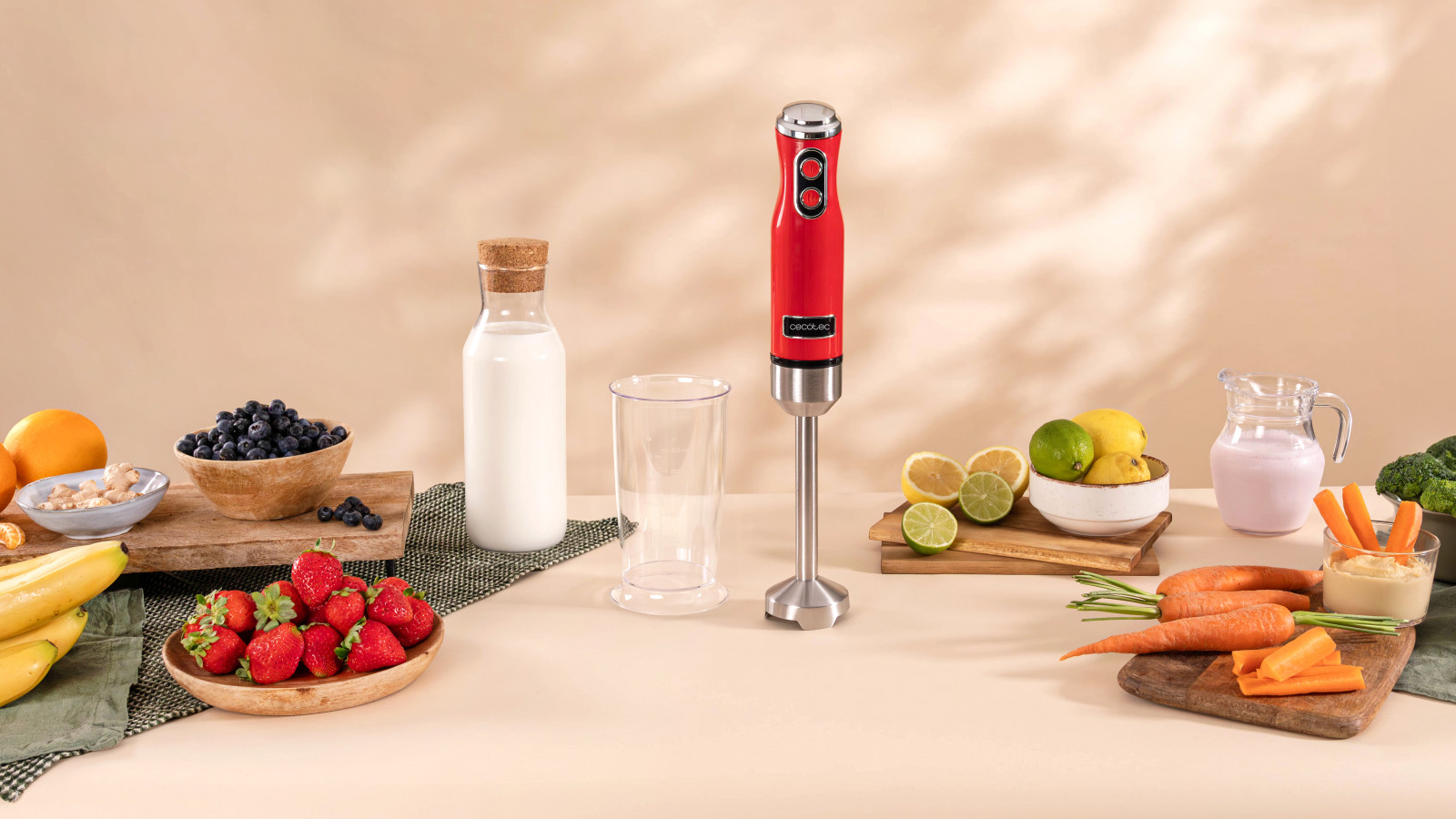 Batidora de mano con 1200 W de potencia máxima, perfecta para conseguir mezclas finas y homogéneas de forma rápida y sin esfuerzos.