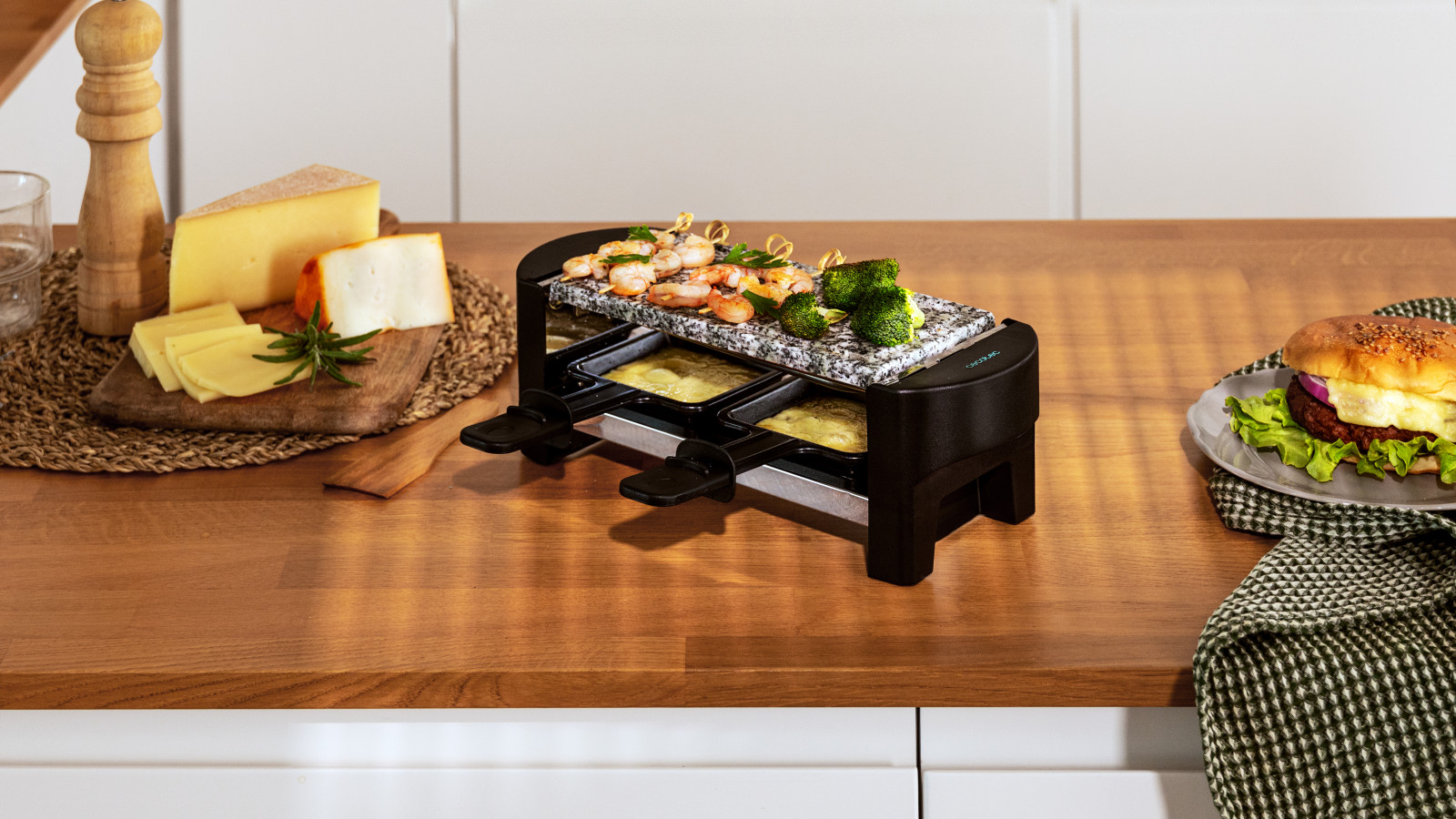 Raclette de gran potencia: sus 320 W hacen que sea ideal para asar y hornear todo tipo de alimentos. Derrite el queso en poco tiempo y cocina una gran variedad de alimentos a la vez.