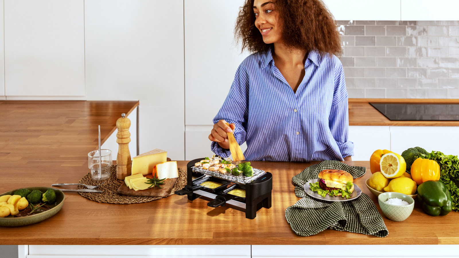 Raclette para hasta 2 personas, perfecta para una pequeña reunión y disfrutar de una comida creativa con tus ingredientes favoritos.
Consigue el punto de cocción perfecto: dispone de botón de encendido y apagado.