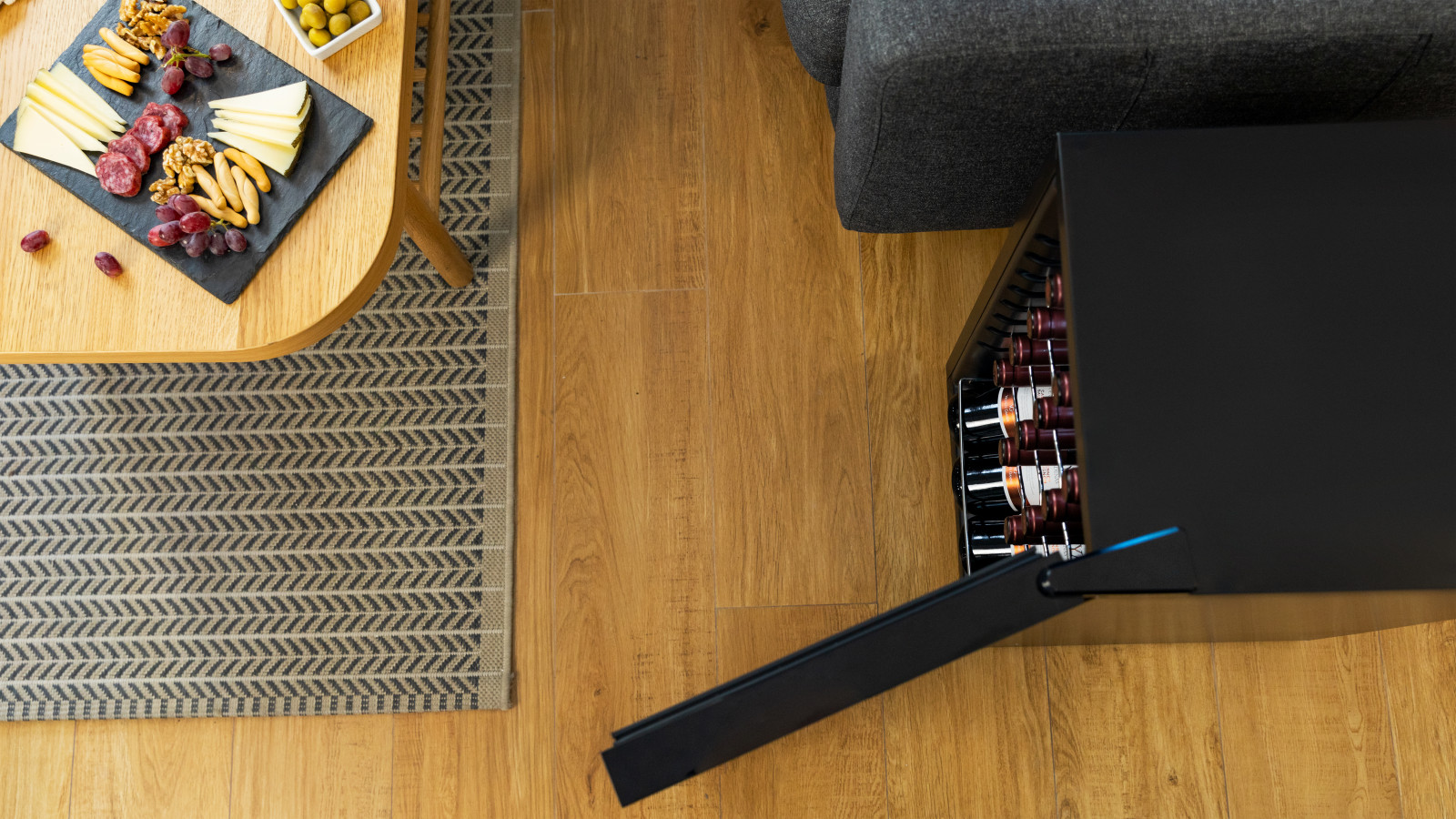 Alto rendimiento. Nuestra vinoteca incorpora un compresor que garantiza un bajo nivel sonoro y un alto rendimiento, para que tus vinos siempre se mantengan en el mejor de los estados.