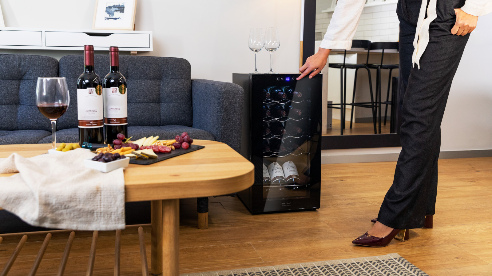 Temperatura a medida de tus vinos. Los amantes de los vinos sabéis cómo de importante es el buen mantenimiento de tus botellas. Regula la temperatura de tus vinos entre 5 y 18 ºC y mantenlos siempre con las condiciones óptimas para que cada gota te sepa a gloria.