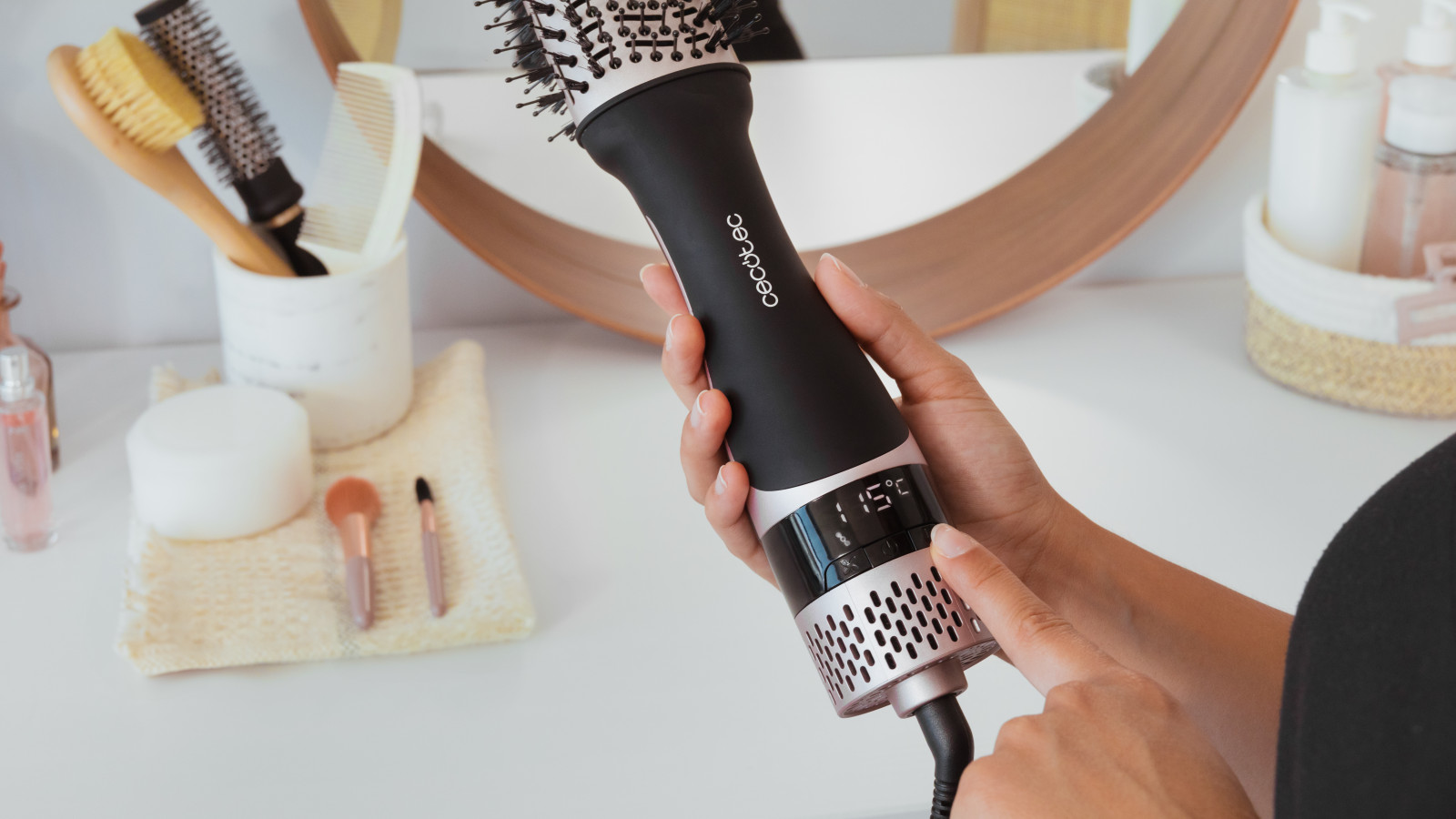 5en1: Disfruta de 5 funciones en un solo producto gracias a la forma de su cabezal: desenreda, sus cerdas desenredan con suavidad cada mechón, eliminando nudos sin esfuerzo y dejando tu cabello suave y manejable; seca, pues asegura un secado rápido y eficiente, proporcionando resultados profesionales en cada uso; da volumen, este cepillo no solo seca, sino que también agrega volumen desde la base, dejando tu melena con un aspecto lleno y radiante., ondula, crea ondas suaves y naturales sin necesidad de herramientas adicionales; y alisa, consigue un alisado sutil que no compromete la naturalidad.