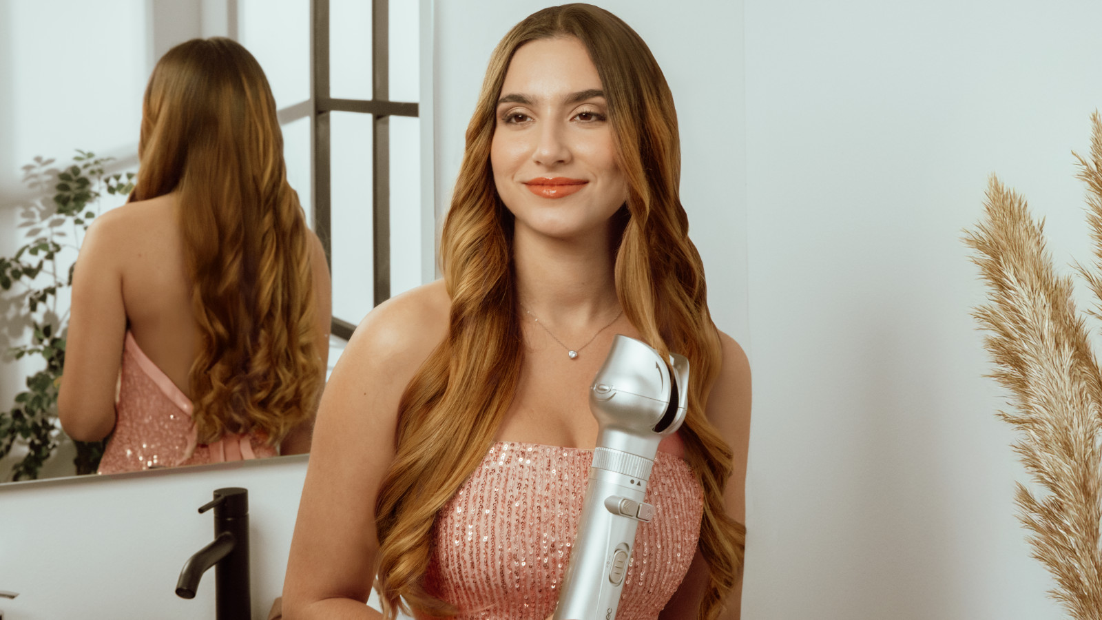 Cabezal de rizo automático: Destacando su innovador cabezal de rizo automático, este cepillo de aire facilita la creación de rizos perfectos sin esfuerzo, ayudándote a conseguir un acabado profesional con un solo movimiento.