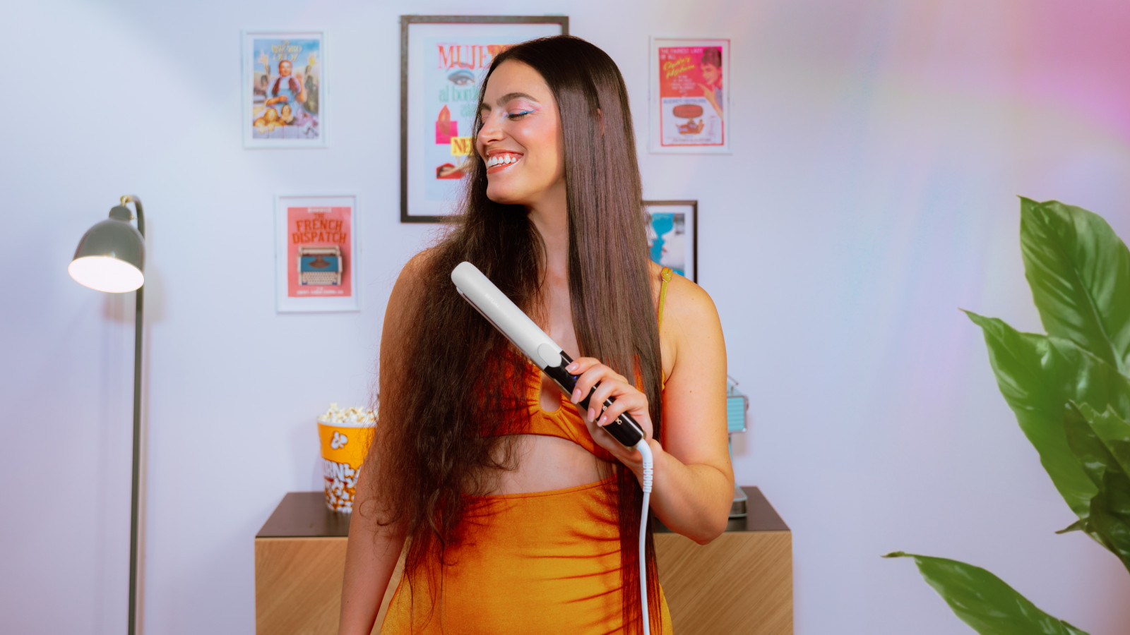 Gracias a la vibración de las placas que distribuye uniformemente el cabello por toda la superficie, esta plancha ofrece una eficiencia excepcional y reduce significativamente el tiempo necesario para alisar el cabello. Además, gracias a la distribución uniforme del cabello por toda la placa y su eficiente tecnología de alisado, esta plancha cuida y protege el cabello al reducir la necesidad de pasarla repetidamente sobre cada mechón, minimizando así el daño por calor y manteniendo la salud del cabello.