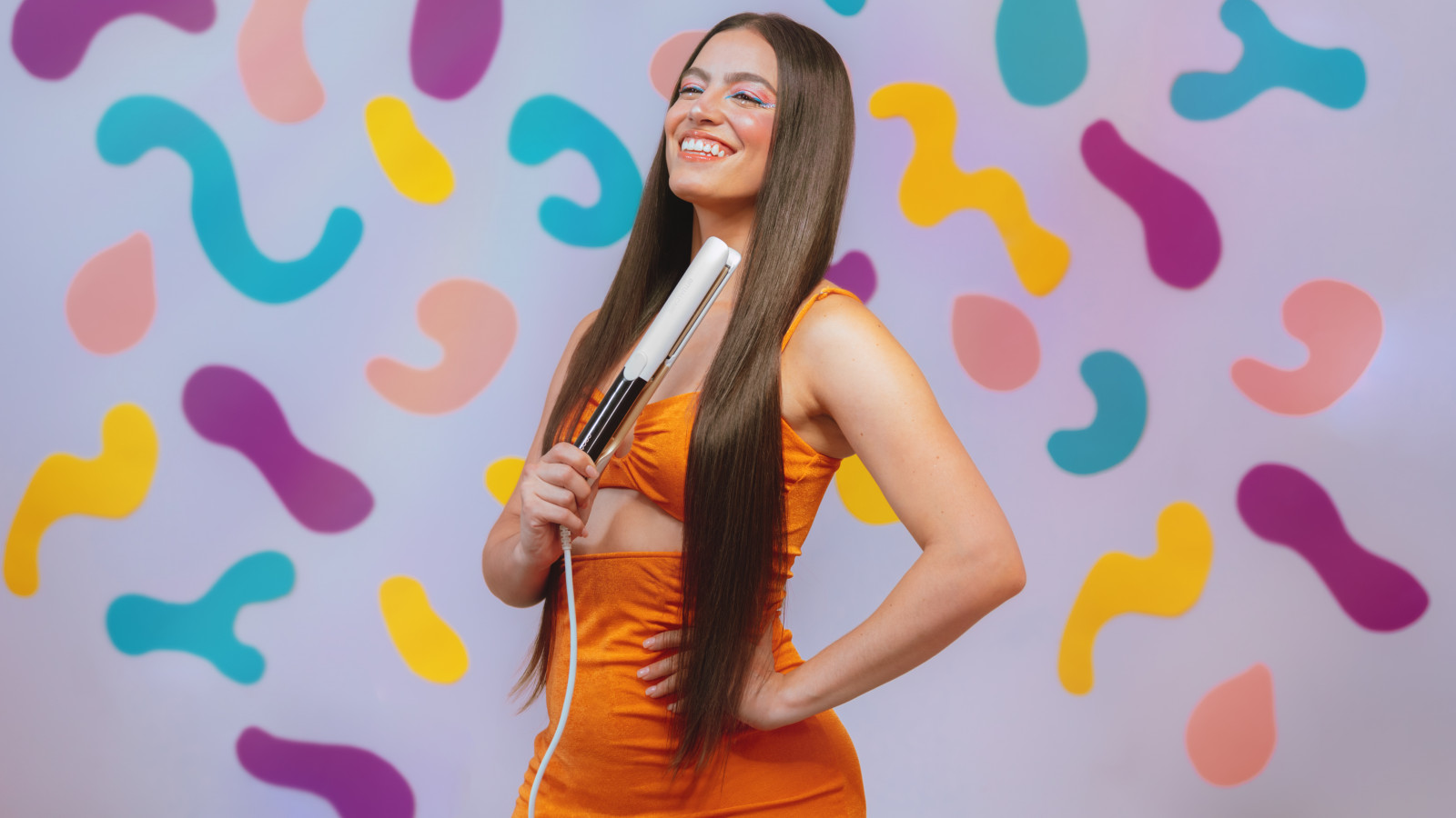 Revestimiento de queratina. Protege tu cabello del daño térmico, reduce el frizz, añade brillo y suavidad, y permite un deslizamiento suave para un peinado más manejable y duradero.