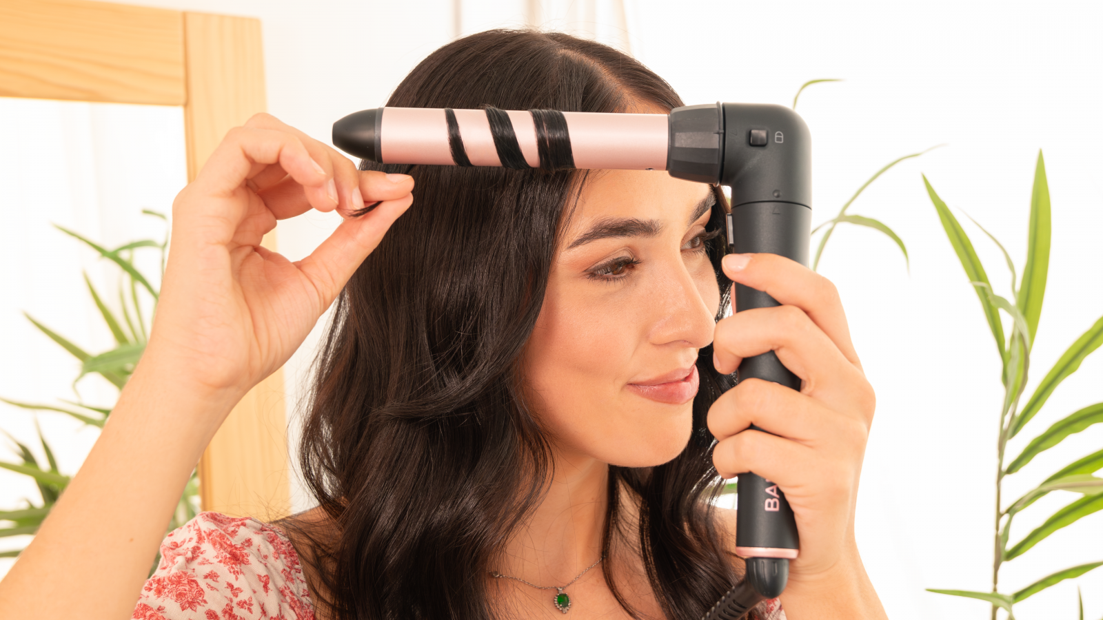 Viene con un guante térmico para proteger tus manos del calor, un estuche para almacenamiento y transporte conveniente, así como 2 clips para asegurar el cabello mientras trabajas en los rizos.