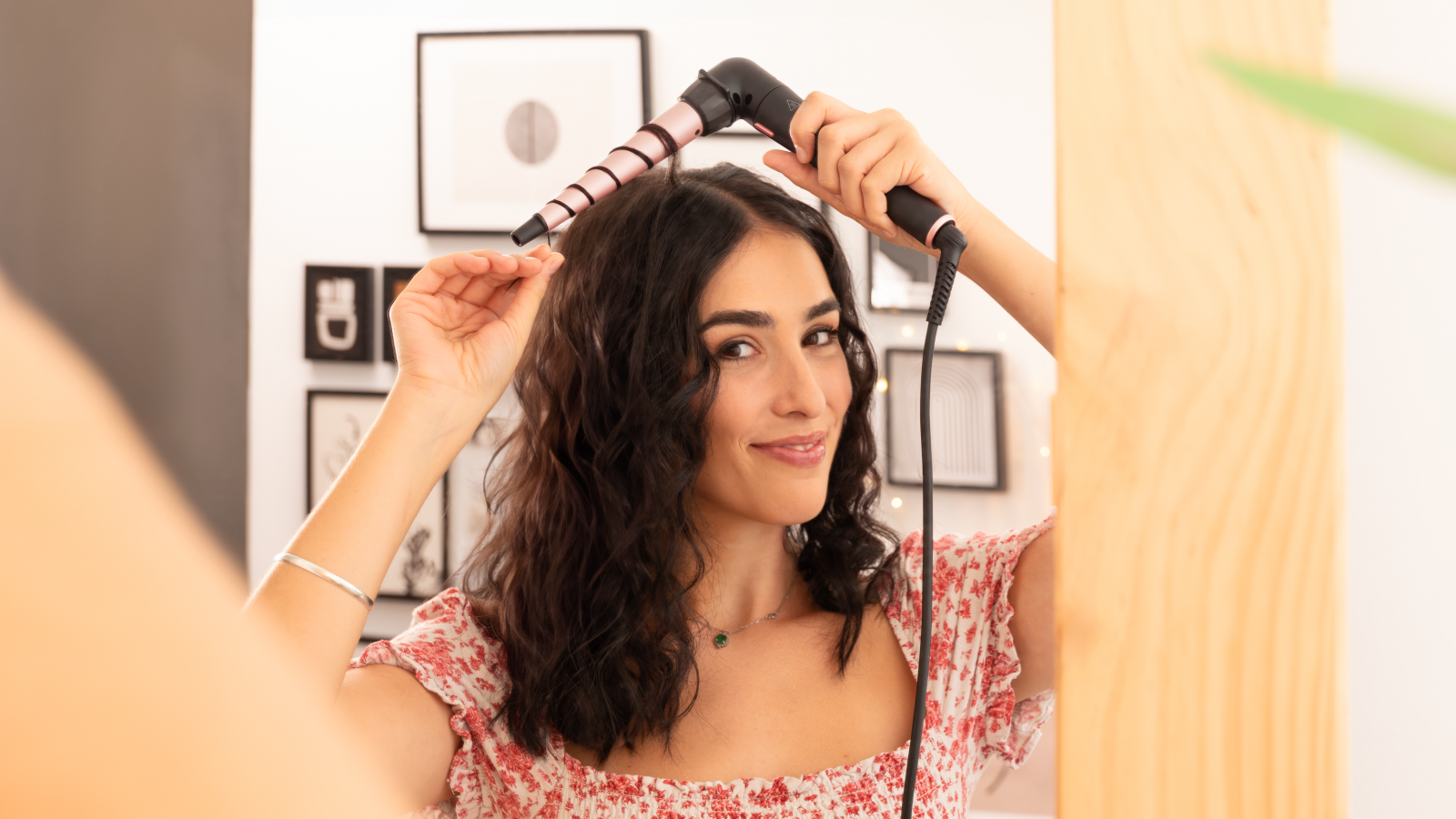 El cabezal de 25 mm de diámetro produce ondas más abiertas y suaves, perfectas para un look romántico y elegante.