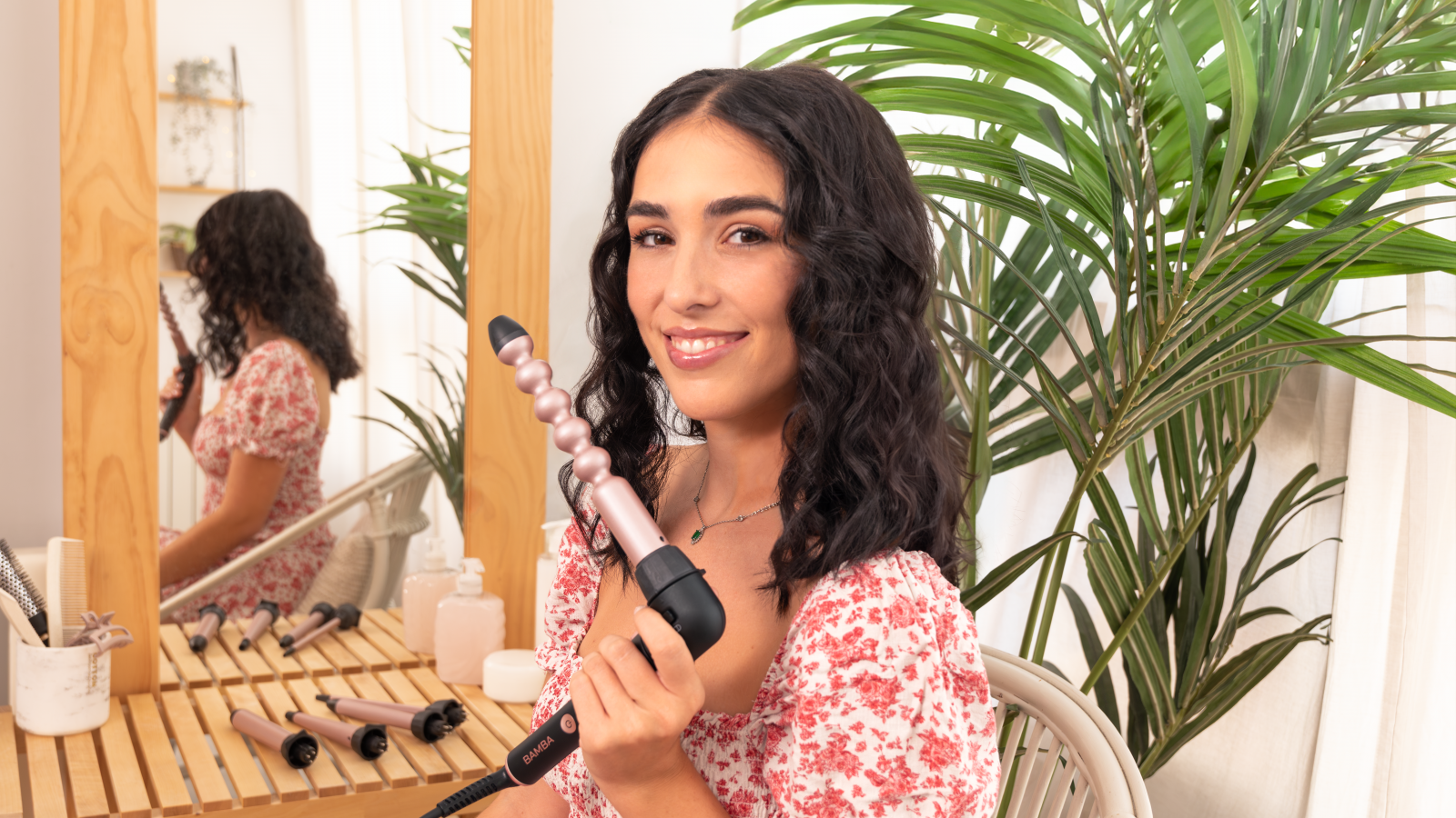 Temperatura regulable: Con un rango de temperatura ajustable de 140 a 200ºC, puedes personalizar el calor según tu tipo de cabello y el estilo deseado, asegurando resultados óptimos y duraderos.