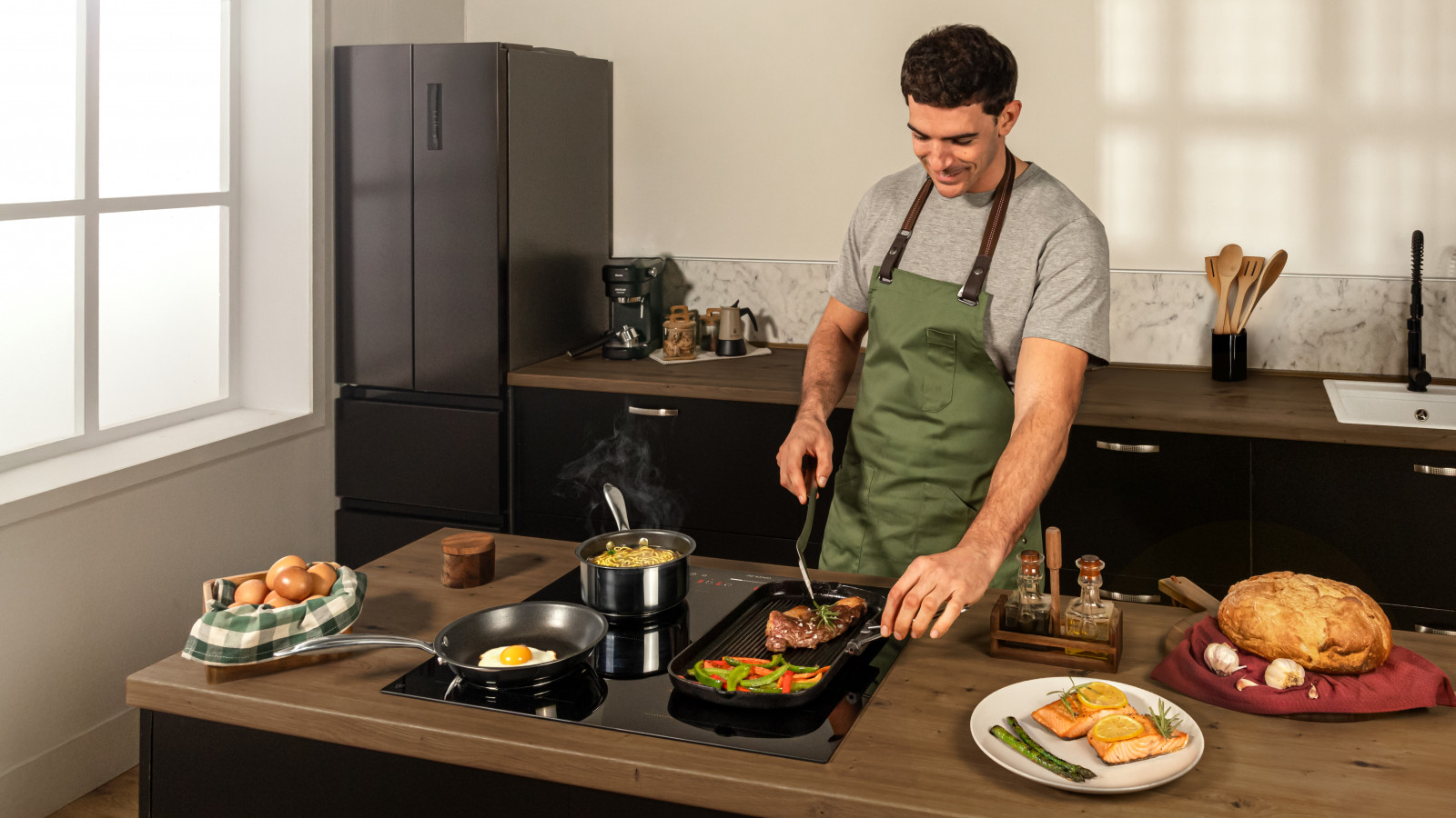 Gran potencia máxima de 7200 W: aprovecha su gran potencia máxima de hasta 7200 W y cocina de todo.
Flex Zone: sus dos fuegos pueden funcionar tanto de manera independiente como conjuntamente, para que puedas utilizar los recipientes que quieras y cocinar a lo grande.