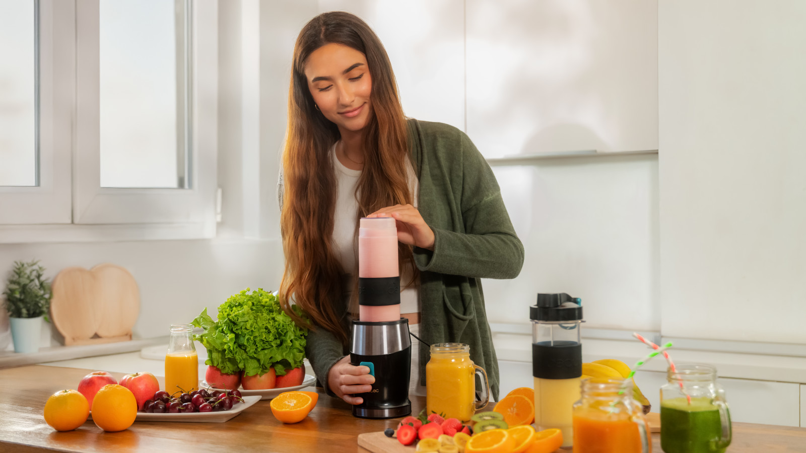 Cuchilla con 4 hojas de titanio: tritura hasta los alimentos más duros.