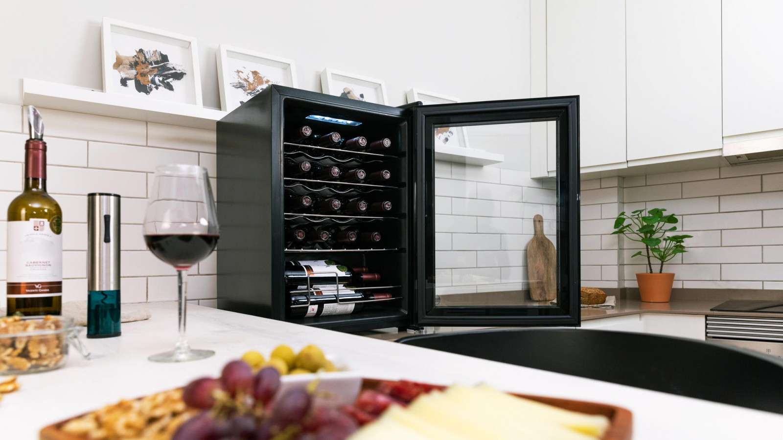 Alto rendimiento. Nuestra vinoteca incorpora un compresor que garantiza un bajo nivel sonoro y un alto rendimiento, para que tus vinos siempre se mantengan en el mejor de los estados.