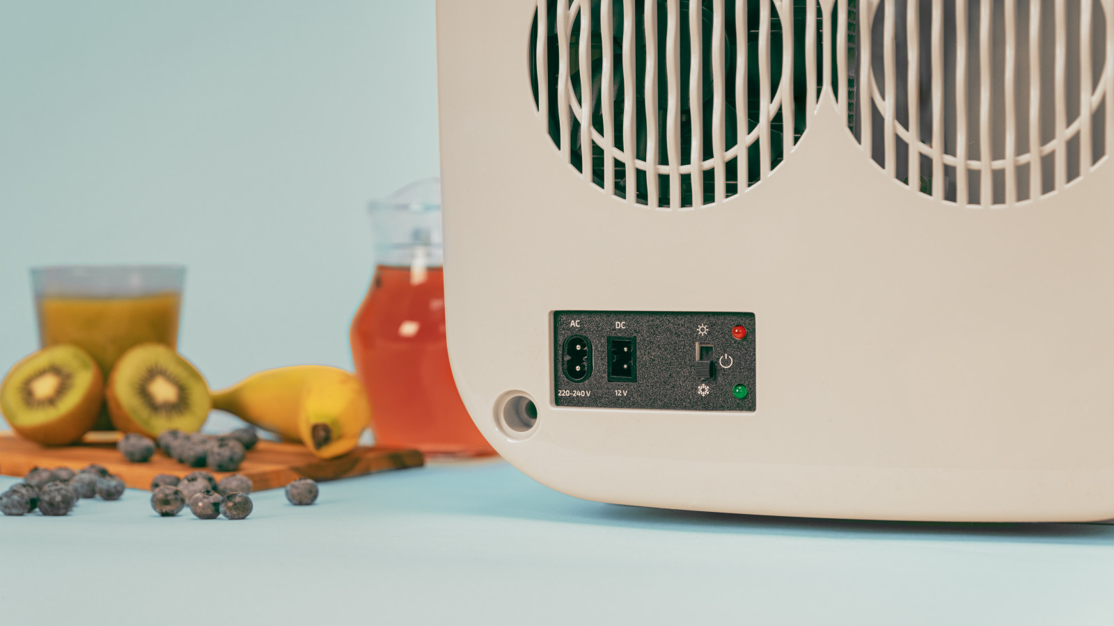 Enfría hasta 7 ºC: su función enfriamiento le permite alcanzar temperaturas de hasta 7 ºC, haciendo que mantenga tus bebidas y alimentos siempre bien fríos. Termostato hasta 65 ºC: su función calentamiento soporta temperaturas de hasta 65 ºC, permitiéndote conservar productos que requieren de una mayor temperatura.