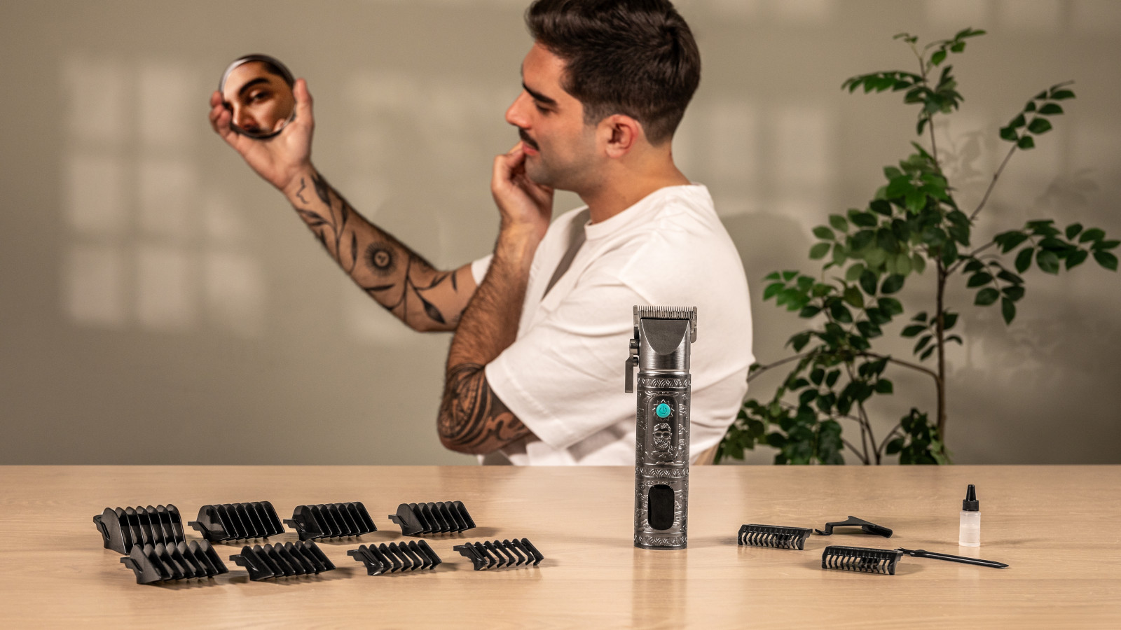 Equipado con 10 peines en medidas de 1,5/3/4,5/6/10/13/16/19/22/25 mm, nuestro cortapelos te ofrece una amplia variedad de opciones para crear el estilo que deseas, desde cortes cortos y precisos hasta estilos más largos y definidos.