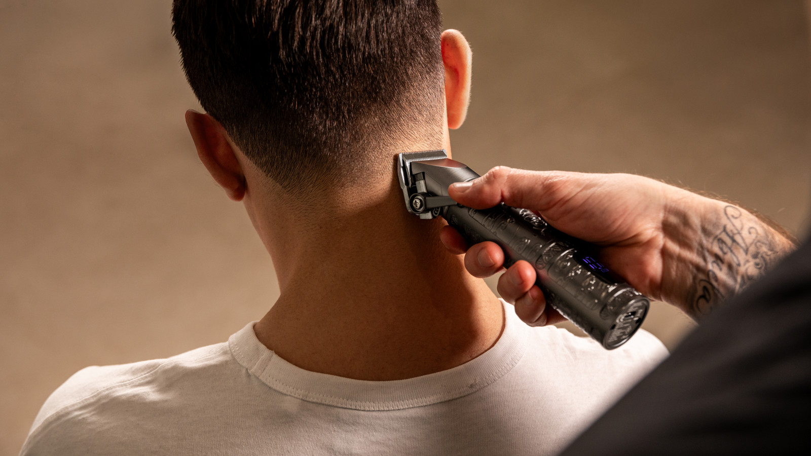Con una autonomía de hasta 200 minutos de uso continuo, este cortapelos te ofrece una libertad excepcional para realizar múltiples sesiones de corte sin necesidad de recargar, ideal para uso profesional o personal prolongado