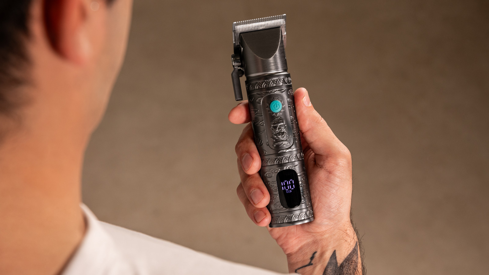 Con un protector de cuchilla, este cortapelos garantiza una experiencia de corte segura y sin riesgos de irritaciones o cortes, brindándote confianza y comodidad en cada uso
