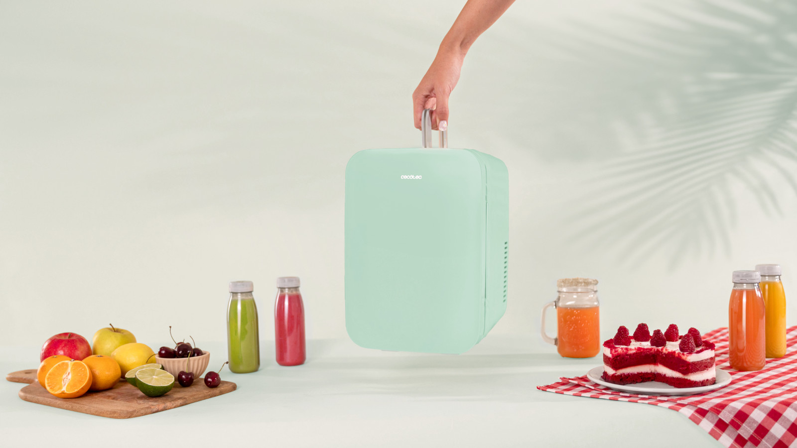 Transporte fácil y cómodo: llévala a todas partes de forma cómoda gracias a su diseño compacto, que facilita el transporte, y disfruta de productos fríos allá donde estés. No notarás su presencia: su funcionamiento silencioso no perturbará tu relax en ningún momento.
