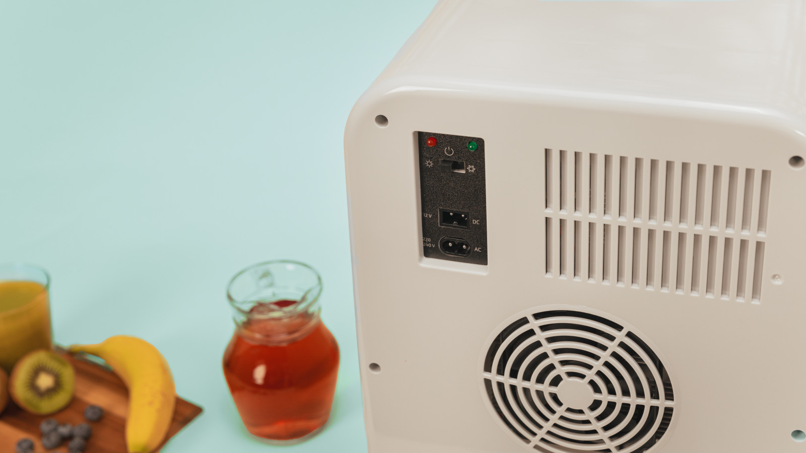 Enfría hasta 7 ºC: su función enfriamiento le permite alcanzar temperaturas de hasta 7 ºC, haciendo que mantenga tus bebidas y alimentos siempre bien fríos. Termostato hasta 65 ºC: su función calentamiento soporta temperaturas de hasta 65 ºC, permitiéndote conservar productos que requieren de una mayor temperatura.