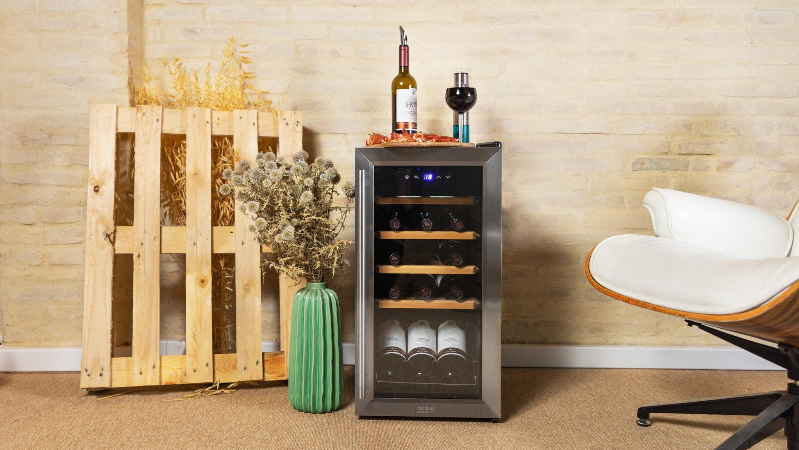 Almacena hasta 15 botellas. Aprovecha su gran espacio interior de hasta 15 botellas de capacidad y almacena tus vinos preferidos para que los disfrutes cuando más te apetezca. Puerta y tirador inox con estantes de madera.