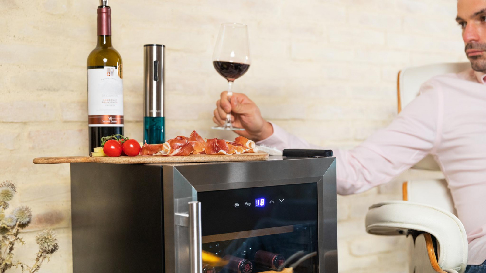 Alto rendimiento. Nuestra vinoteca incorpora un compresor que garantiza un bajo nivel sonoro y un alto rendimiento, para que tus vinos siempre se mantengan en el mejor de los estados.