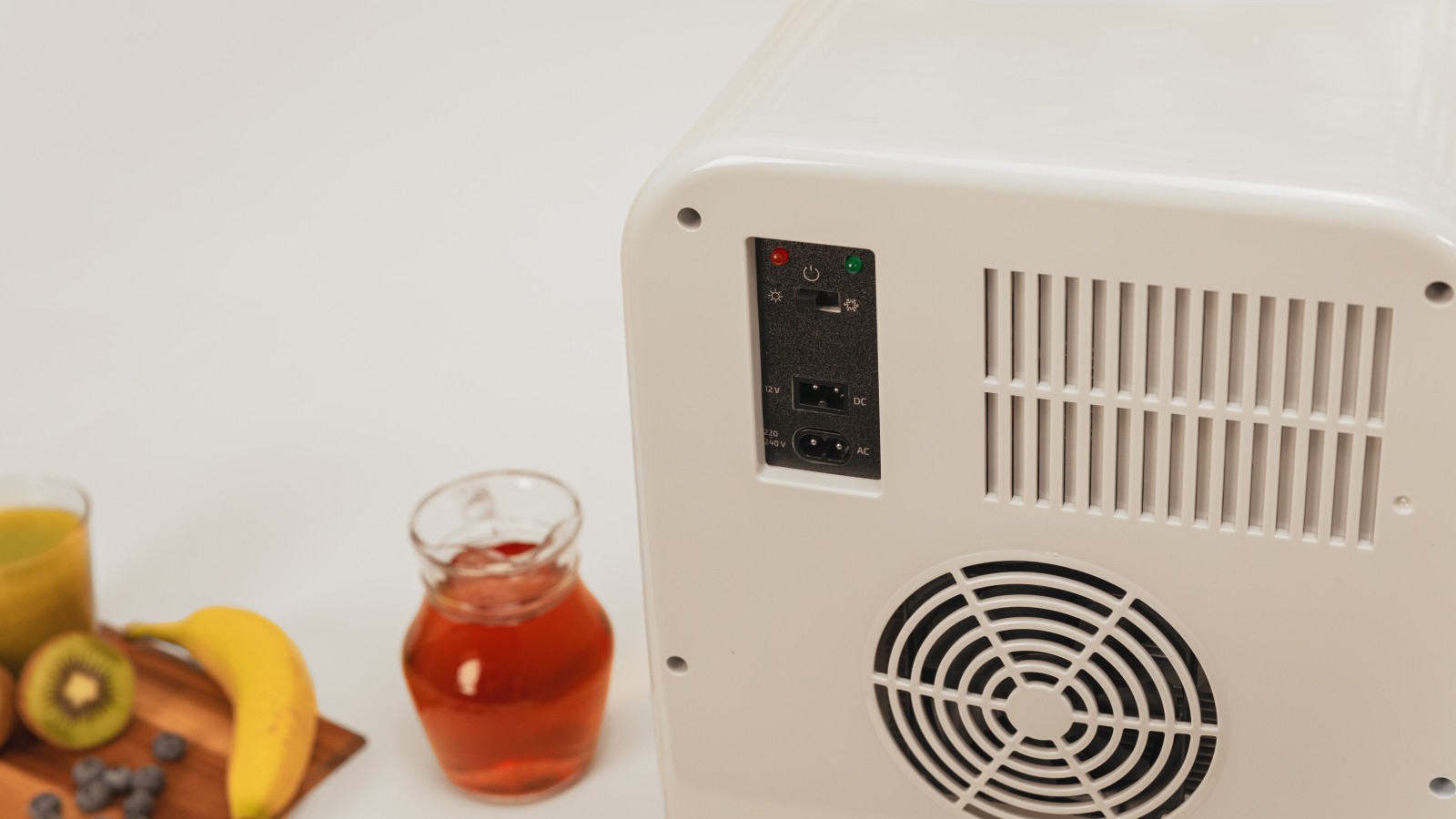 Enfría hasta 7 ºC: su función enfriamiento le permite alcanzar temperaturas de hasta 7 ºC, haciendo que mantenga tus bebidas y alimentos siempre bien fríos. Termostato hasta 65 ºC: su función calentamiento soporta temperaturas de hasta 65 ºC, permitiéndote conservar productos que requieren de una mayor temperatura.