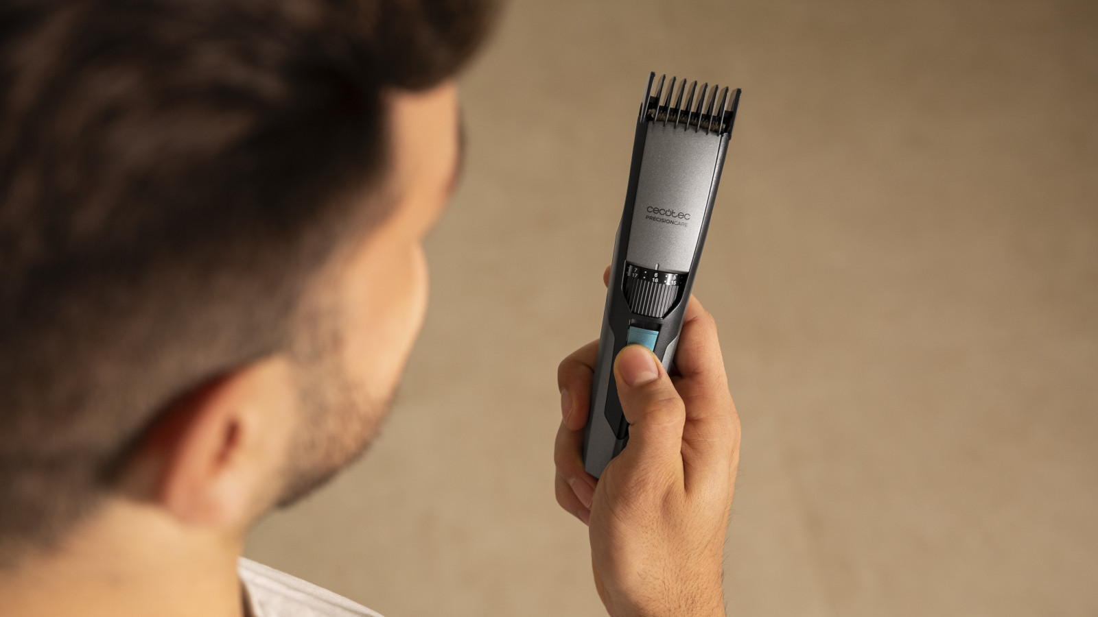 Con un dial ajustable, puedes regular fácilmente la medida del corte para obtener el estilo exacto que deseas, desde un aspecto pulido hasta un look más relajado y desenfadado.
