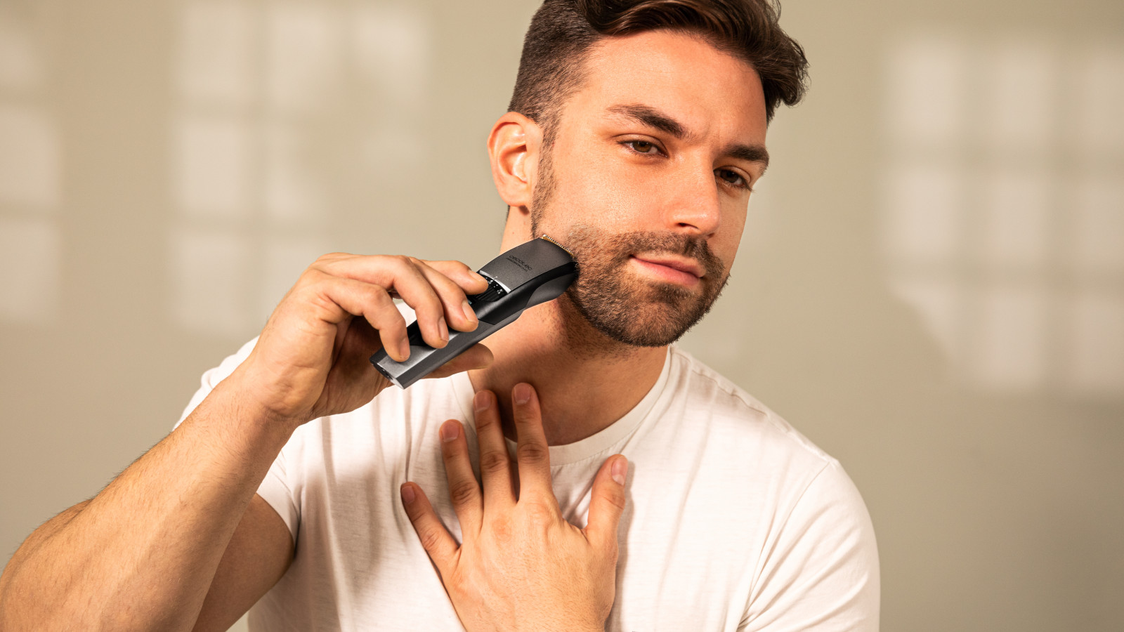 Con una autonomía de hasta 1 hora de uso continuo, nuestro barbero te ofrece la libertad de realizar múltiples sesiones de cuidado personal sin tener que preocuparte por recargar, ideal para uso en casa o mientras viajas.