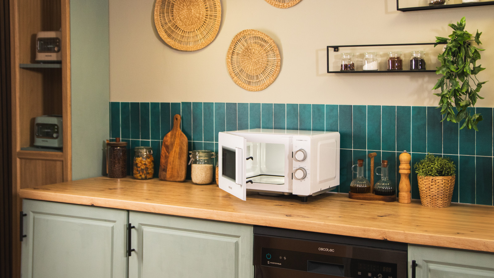 Gracias a su capacidad de 20L y su potencia de 700W con 6 niveles ajustables , proporciona un espacio suficiente y flexibilidad para adaptar cada receta a sus necesidades específicas, garantizando resultados perfectos. Además, el potente grill de 800W con resistencias halógenas asegura un acabado dorado y crujiente para tus platos, elevando tu experiencia culinaria a otro nivel.