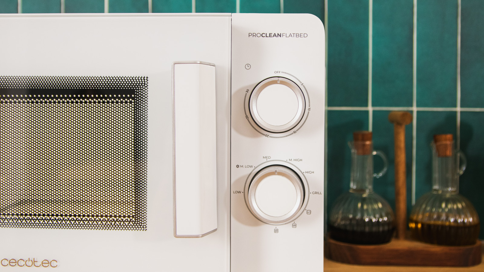 Este sofisticado diseño cuenta con una puerta FullWhite y detalles metalizados que añaden un toque de elegancia y modernidad a tu cocina, integrándose perfectamente con cualquier estilo de decoración.