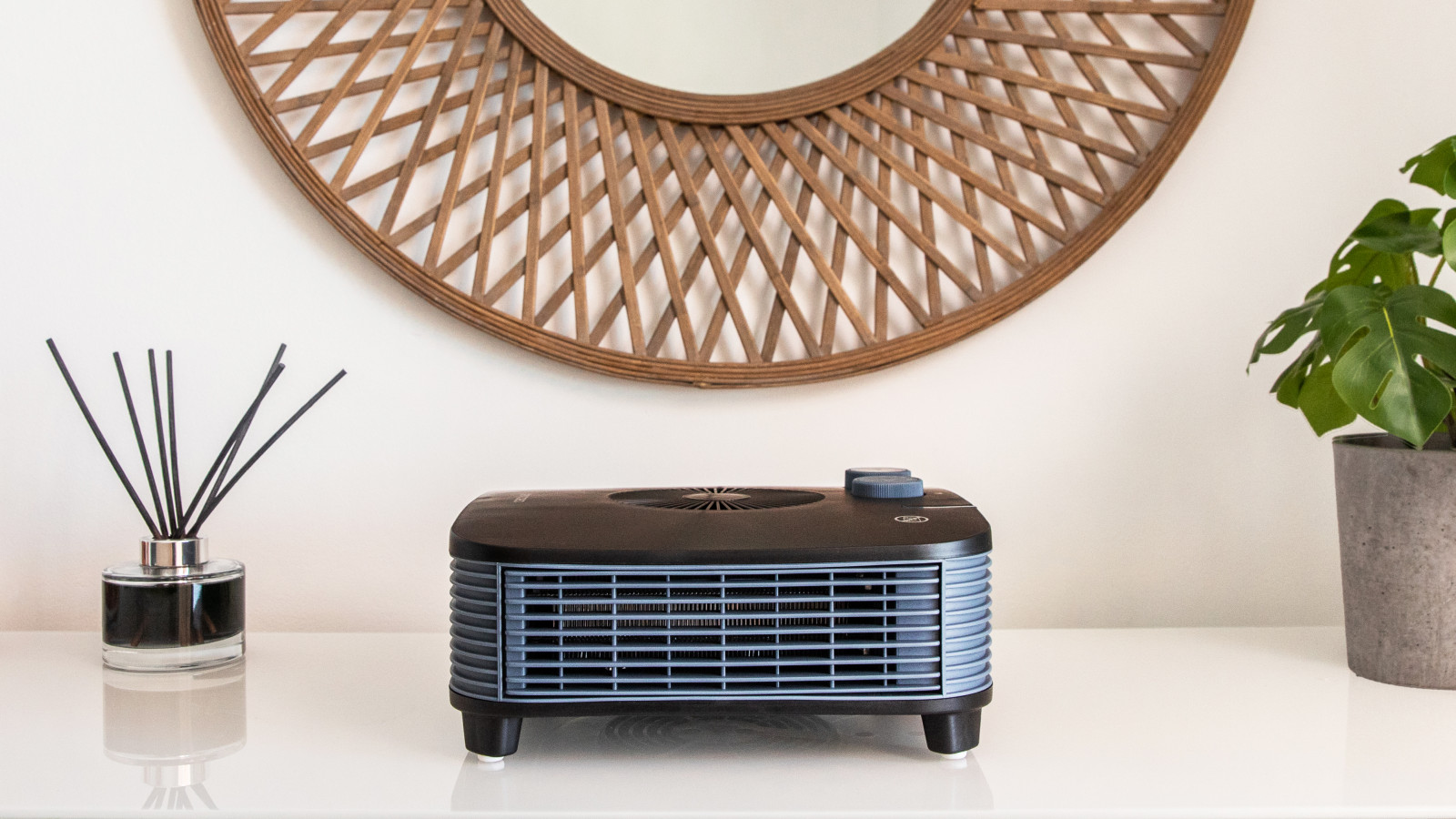 Termoventilador con 2000 W de potencia para conseguir un ambiente más cálido en la estancia en la cual sea ubicado.