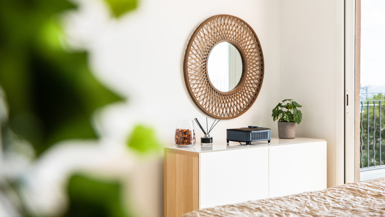Cuenta con 3 modos de funcionamiento: Cool / Warm / Hot. Además, posee un termostato regulable, gracias al cual se puede seleccionar entre 2 niveles de potencia perfecto para conseguir un ambiente más cálido en estancias de unos 20 m².