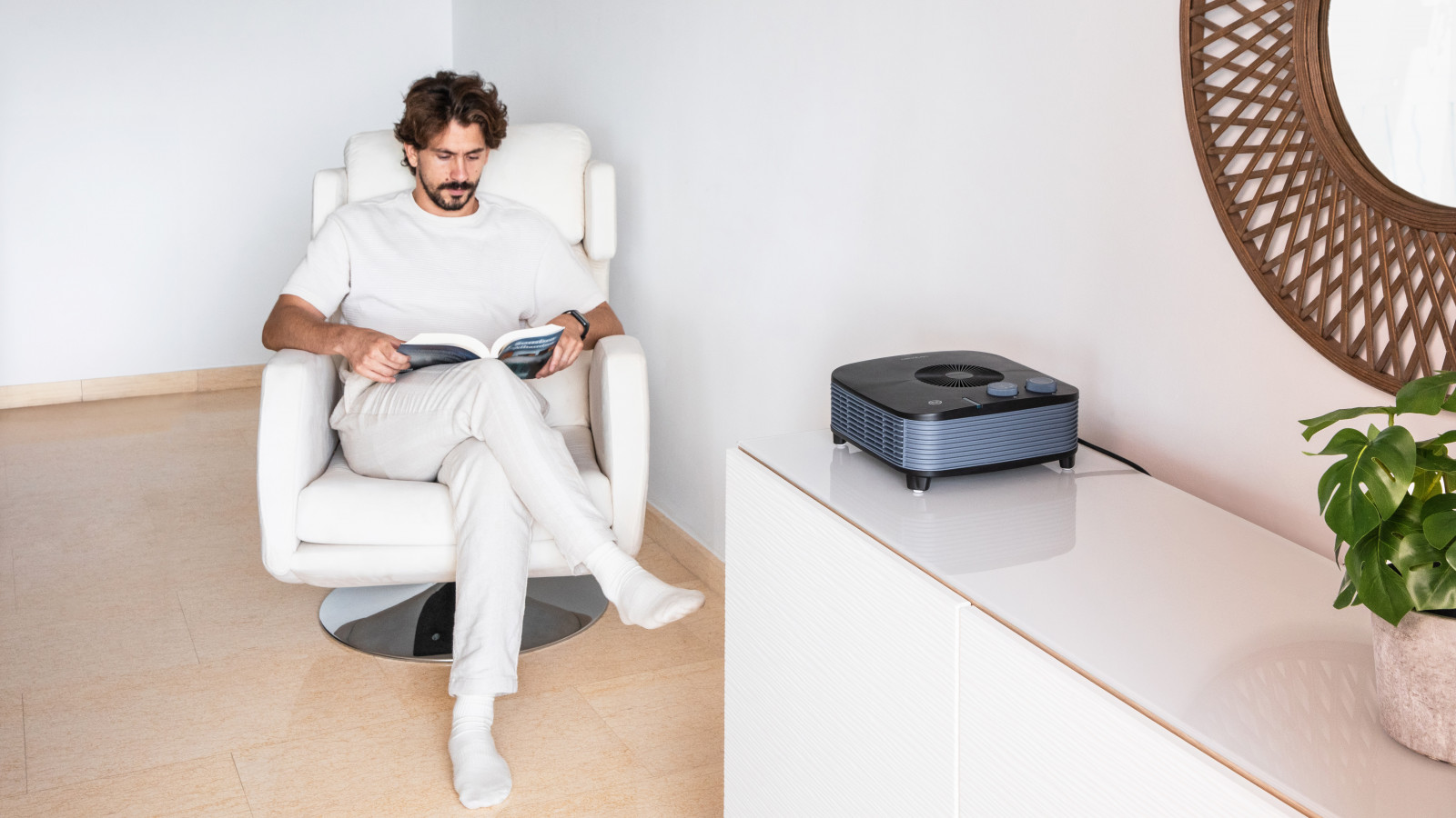 Su funcionamiento silencioso permite utilizar el termoventilador en cualquier momento. Además, posee un eficaz sistema de seguridad contra sobrecalentamientos.