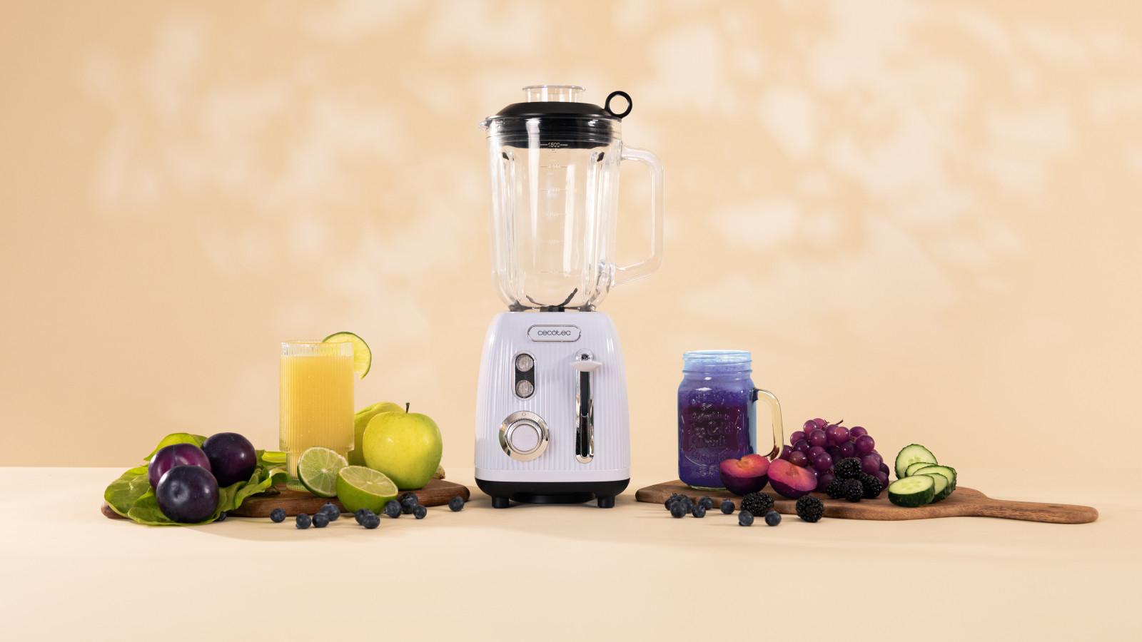 Batidora de vaso retro con 1200 W de potencia máxima, perfecta para conseguir mezclas finas y homogéneas de forma rápida y sin esfuerzos.