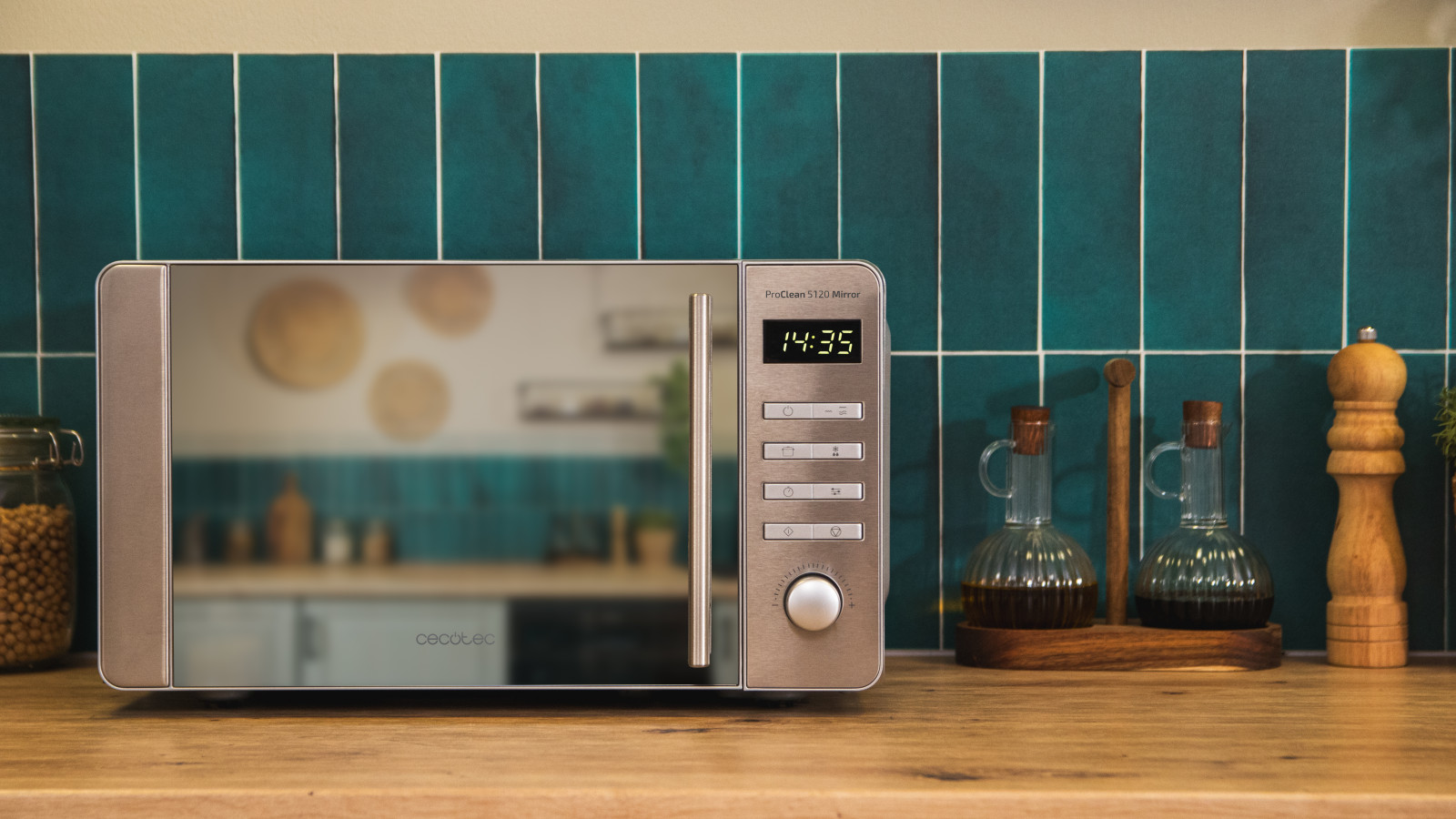 Este sofisticado diseño cuenta con una puerta MirrorDoor efecto espejo y detalles metalizados que añaden un toque de elegancia y modernidad a tu cocina, integrándose perfectamente con cualquier estilo de decoración.