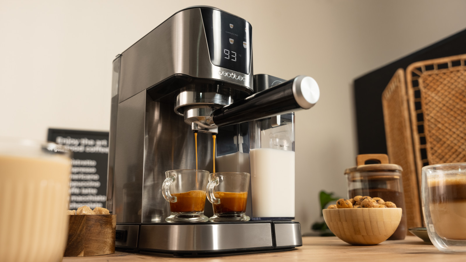 Incluye depósito de leche de 700 ml de capacidad como accesorio que se conecta a la cafetera y que también puedes guardar en la nevera. Depósito de agua extraíble con 1 litro de capacidad.