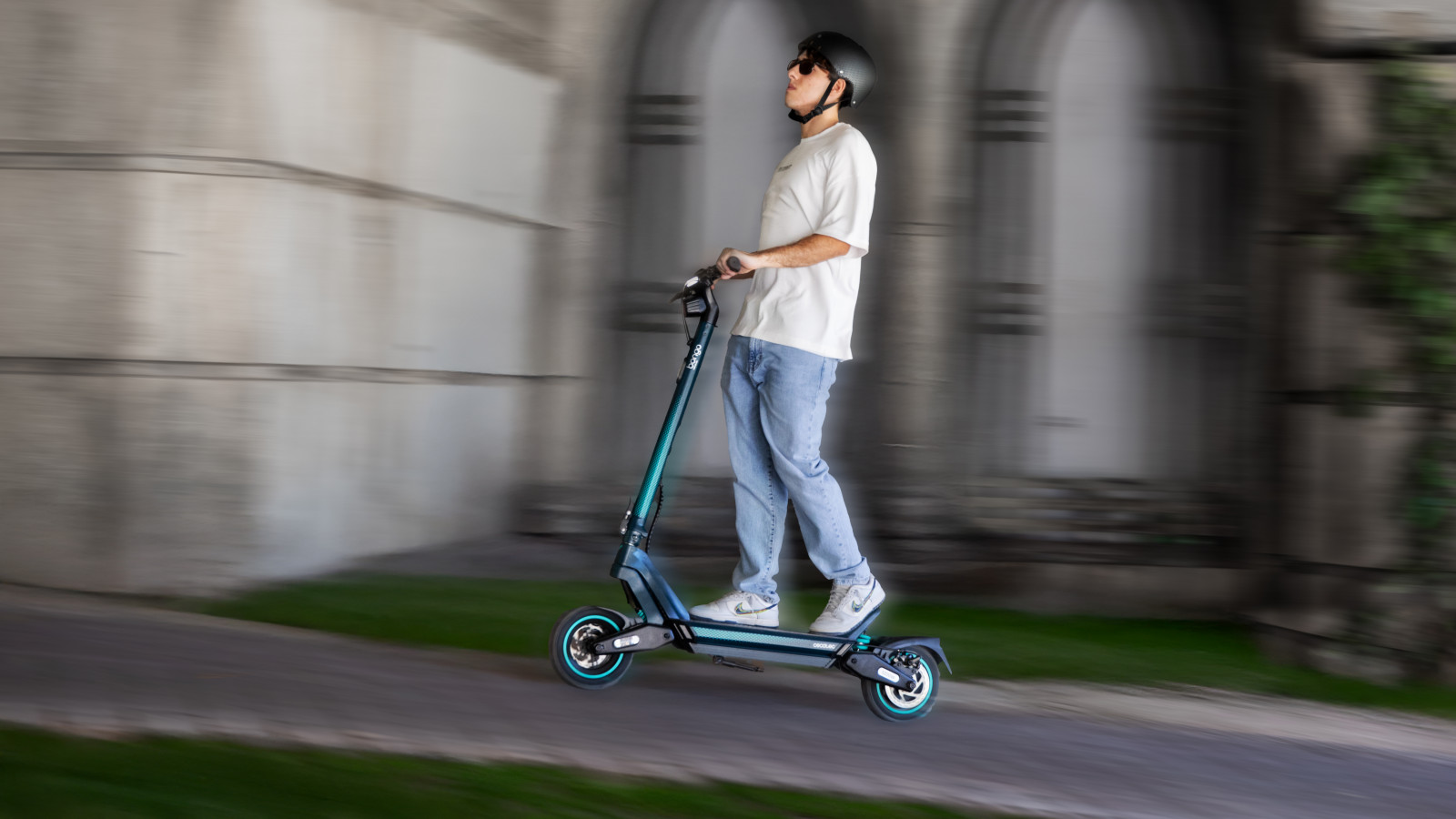 Cumple con todos los requisitos de la nueva normativa española de circulación. Controla tu patinete desde la App (2 años gratis).