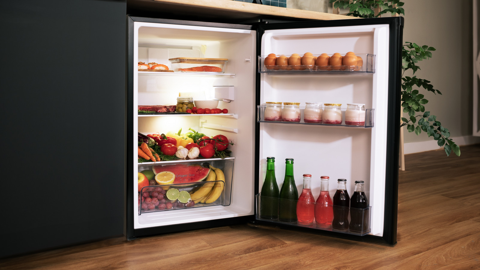 Clase E: ahorra en la factura de la luz gracias a una clasificación energética óptima. Defrost: sistema que evita la formación de hielo en el frigorífico manteniendo los alimentos y nutrientes durante un mayor periodo de tiempo.