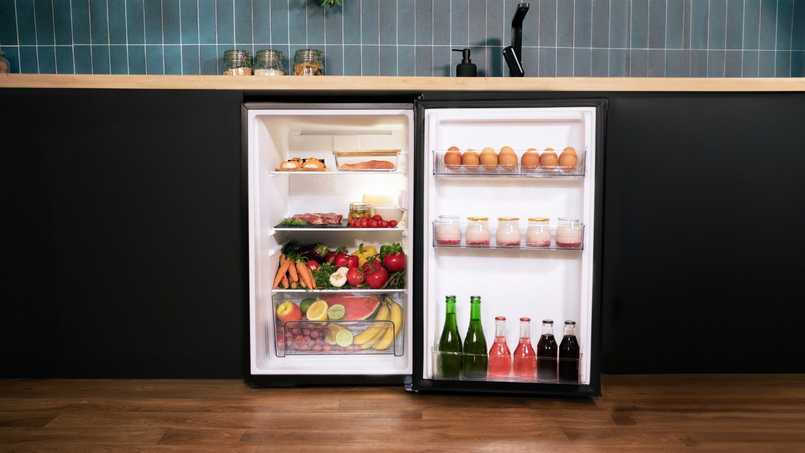 Apto para cualquier estancia: con su puerta reversible podrás encajar el frigorífico en cualquier estancia. Almacenaje óptimo: dispone de 3 estantes y cajón Crisper Box para conservar alimentos frescos.
